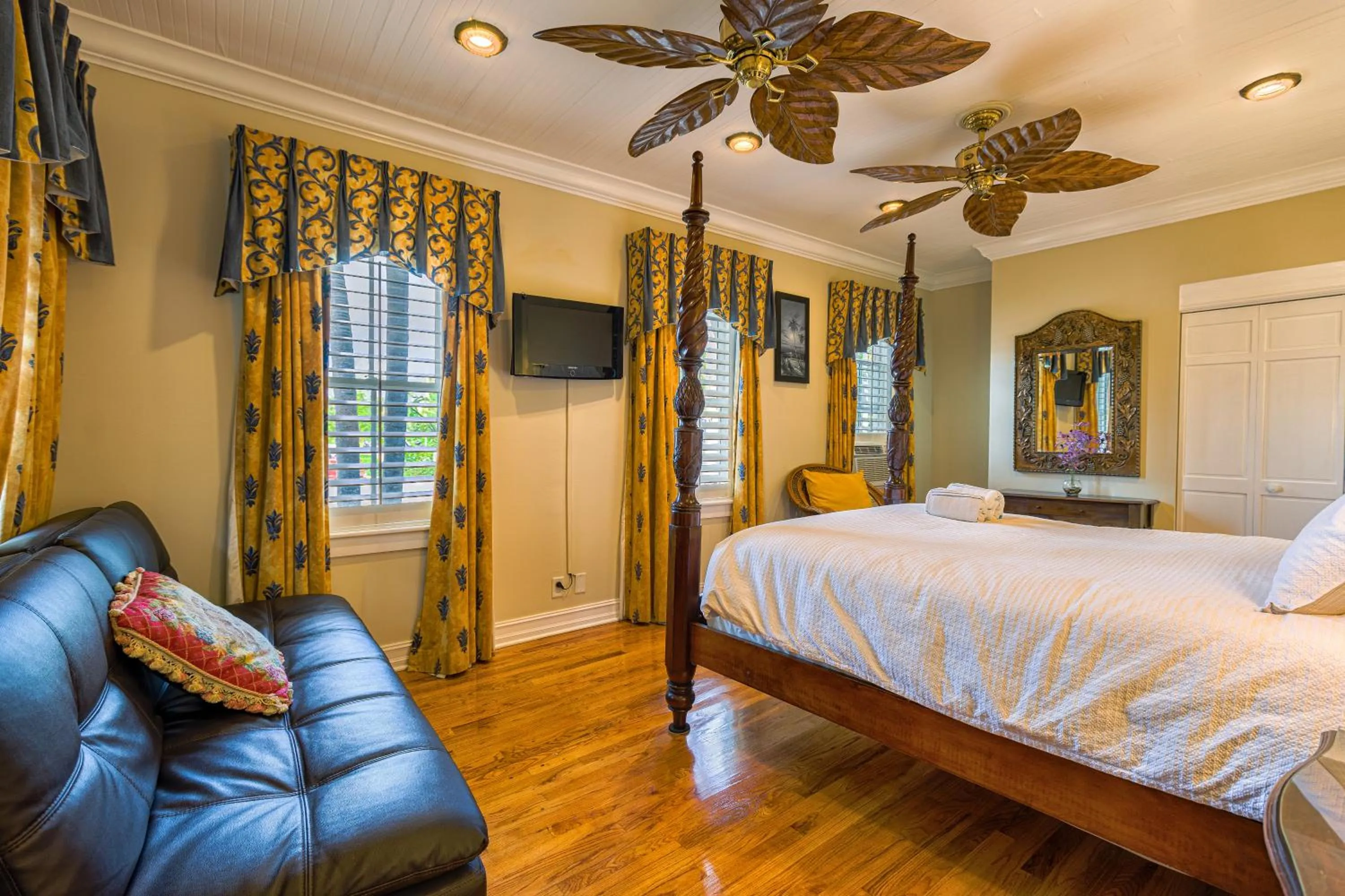 Photo of the whole room, Bed in Duval Inn - Key West
