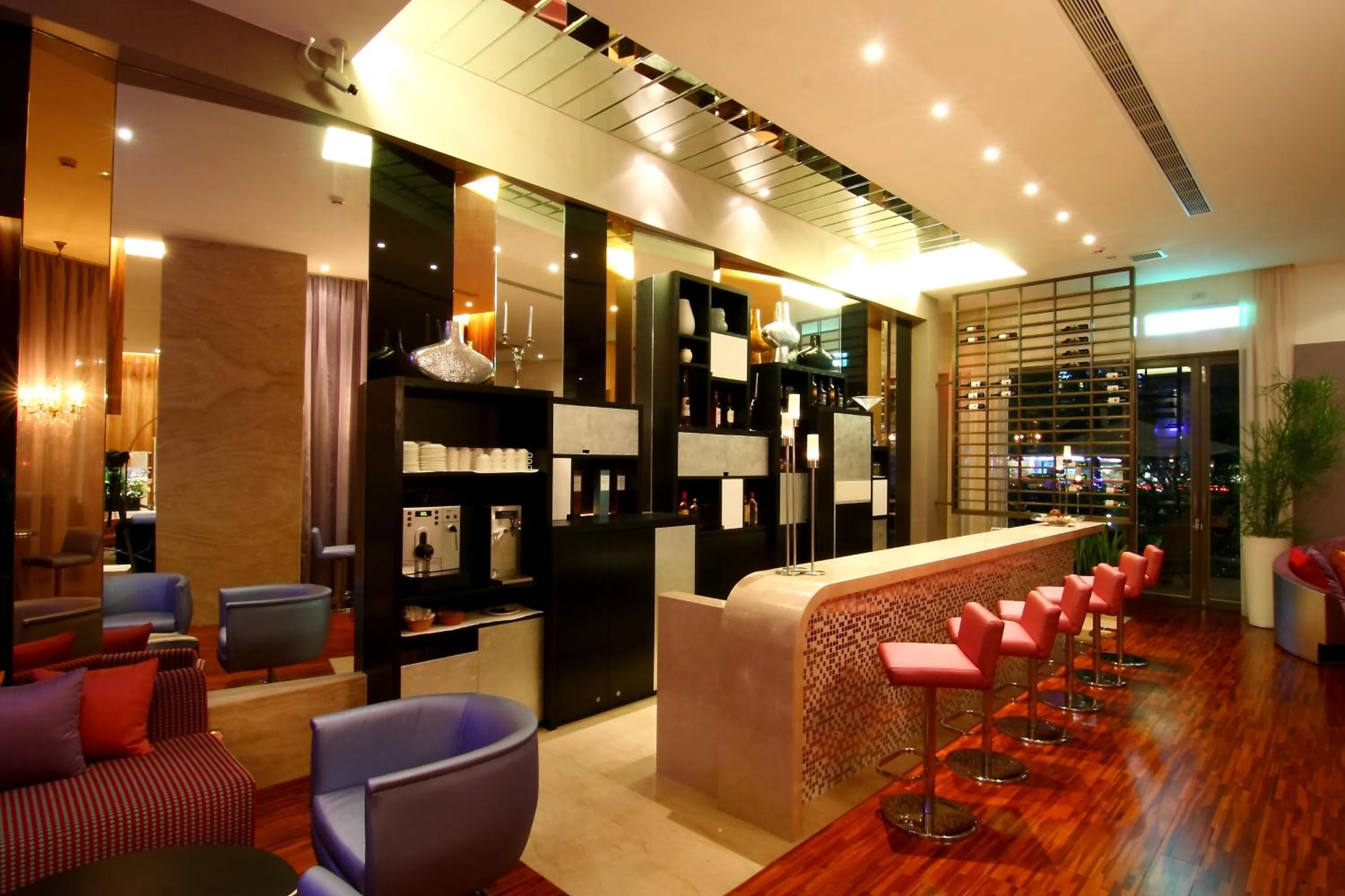 Restaurant/places to eat in Hung's Mansion