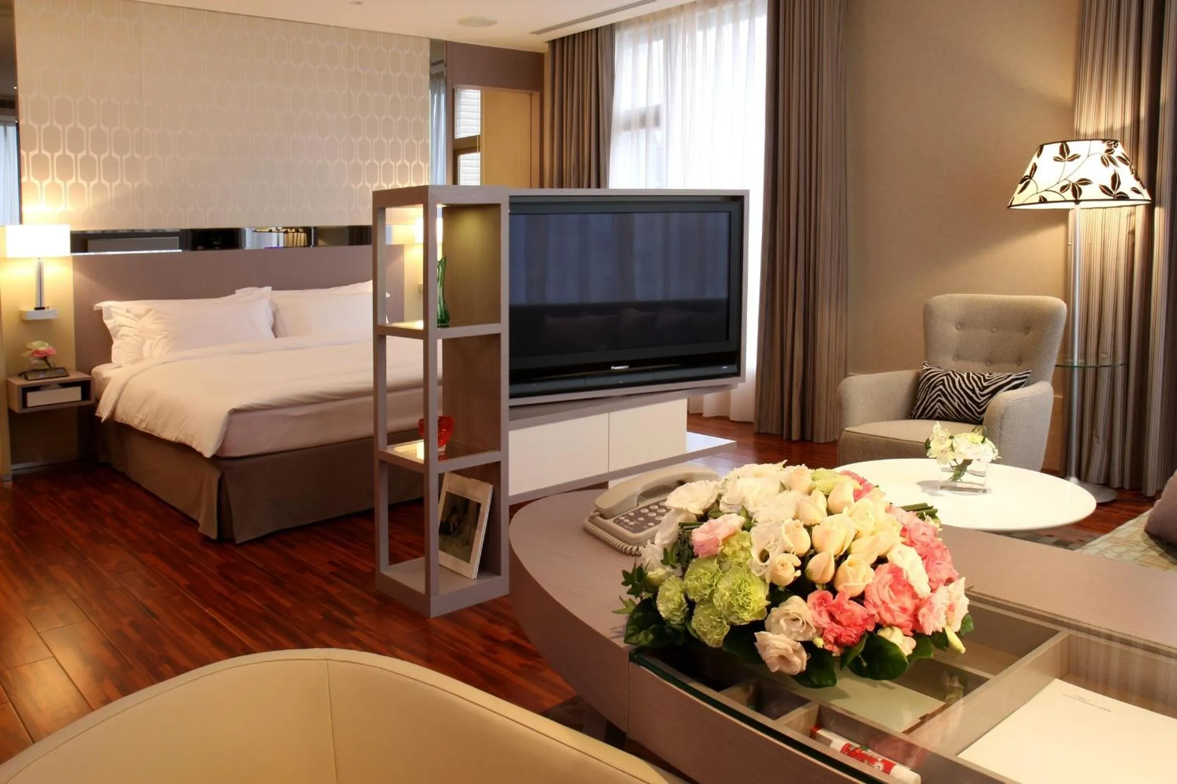 Photo of the whole room, Bed in Hung's Mansion