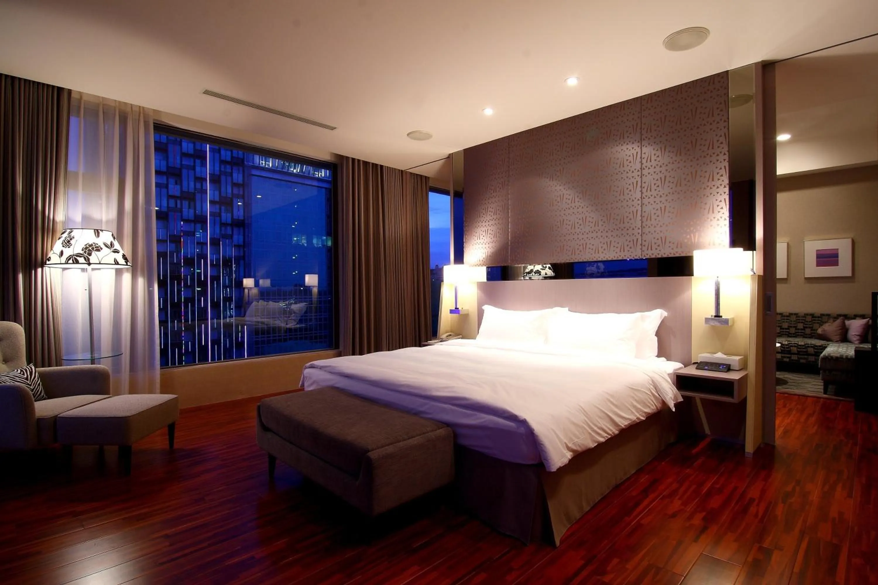 Photo of the whole room, Bed in Hung's Mansion