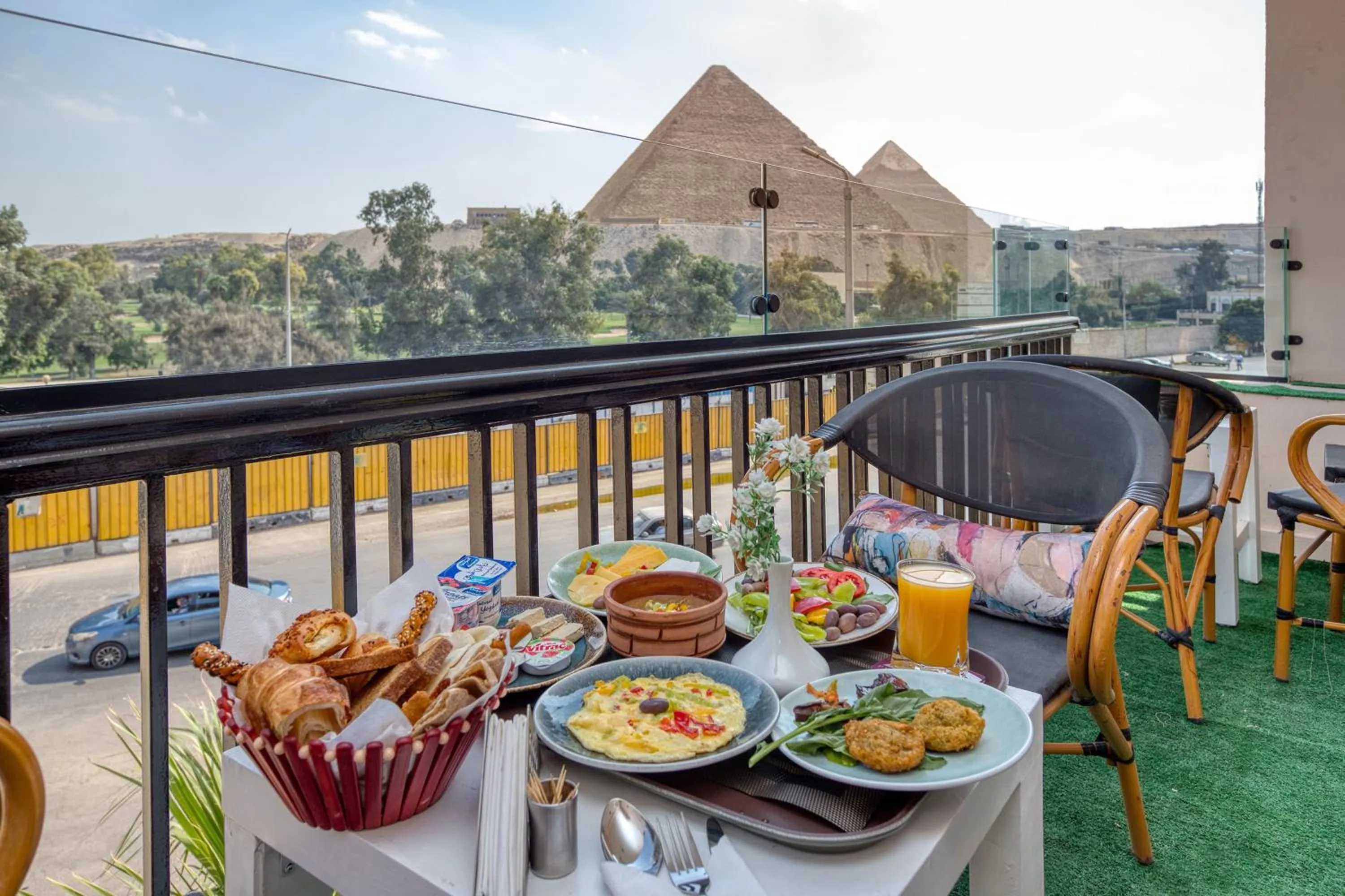 Restaurant/places to eat in Maria Pyramids House