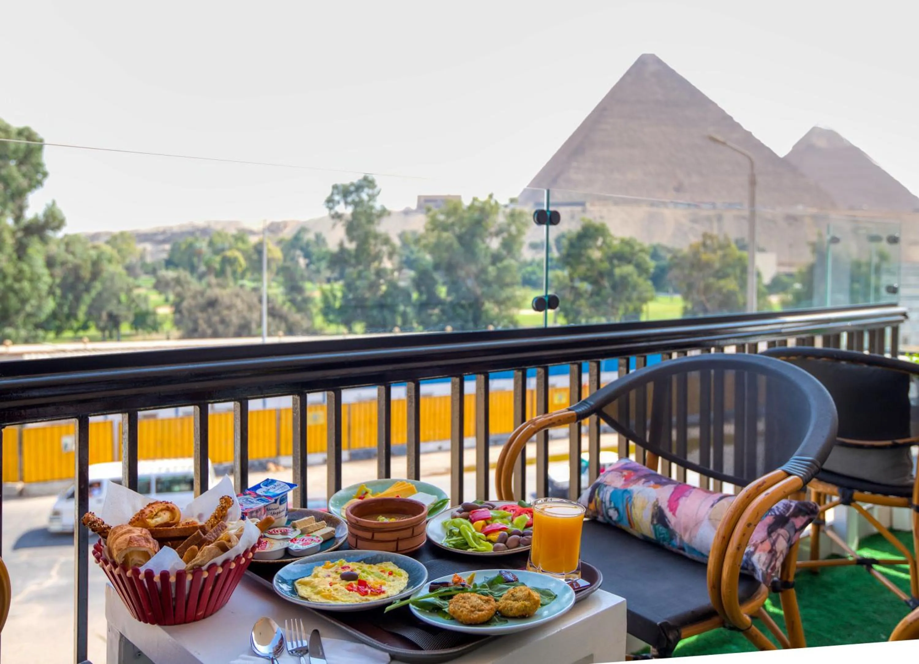 Day in Maria Pyramids House