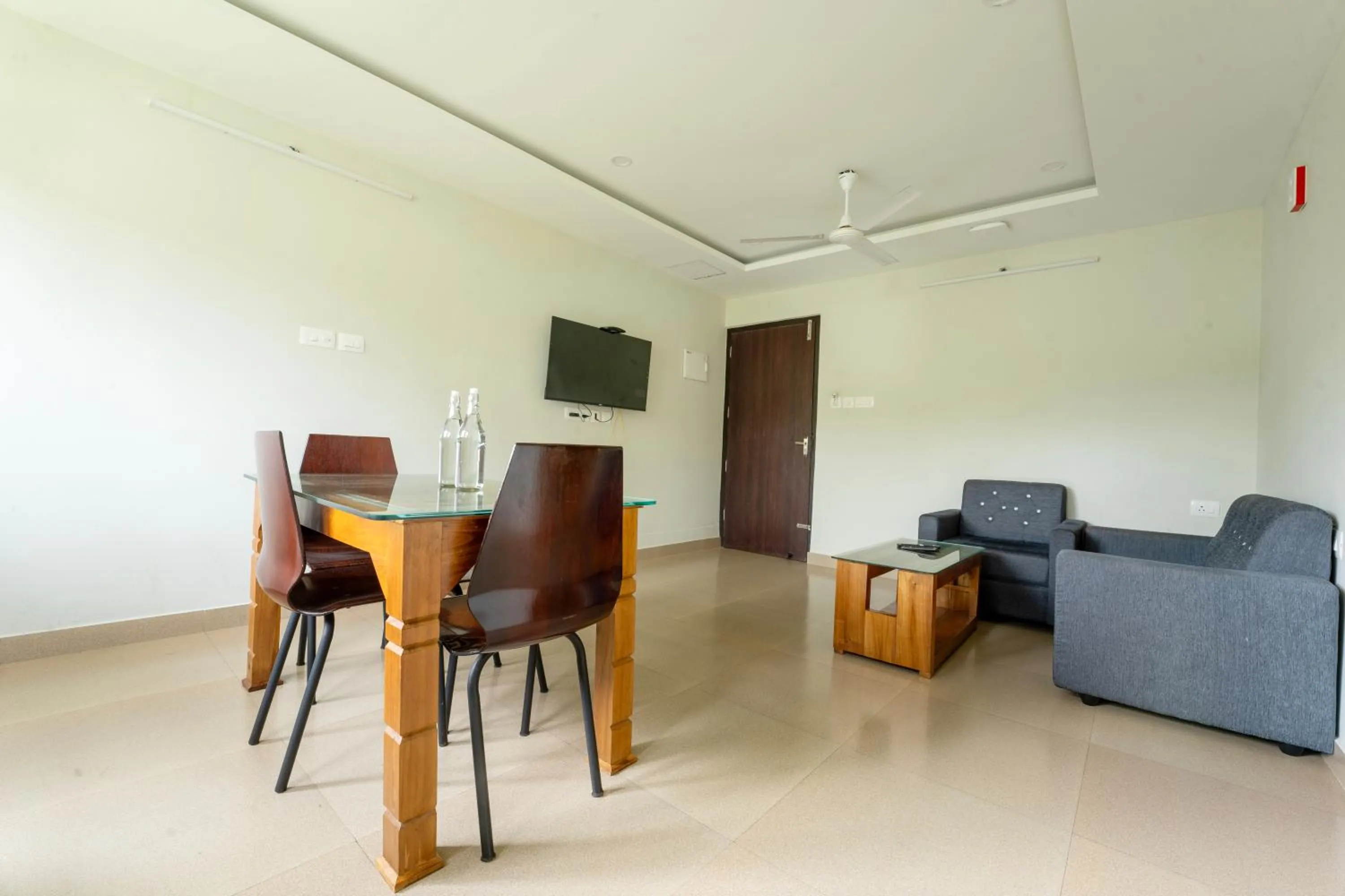 Seating area in Span Avenue