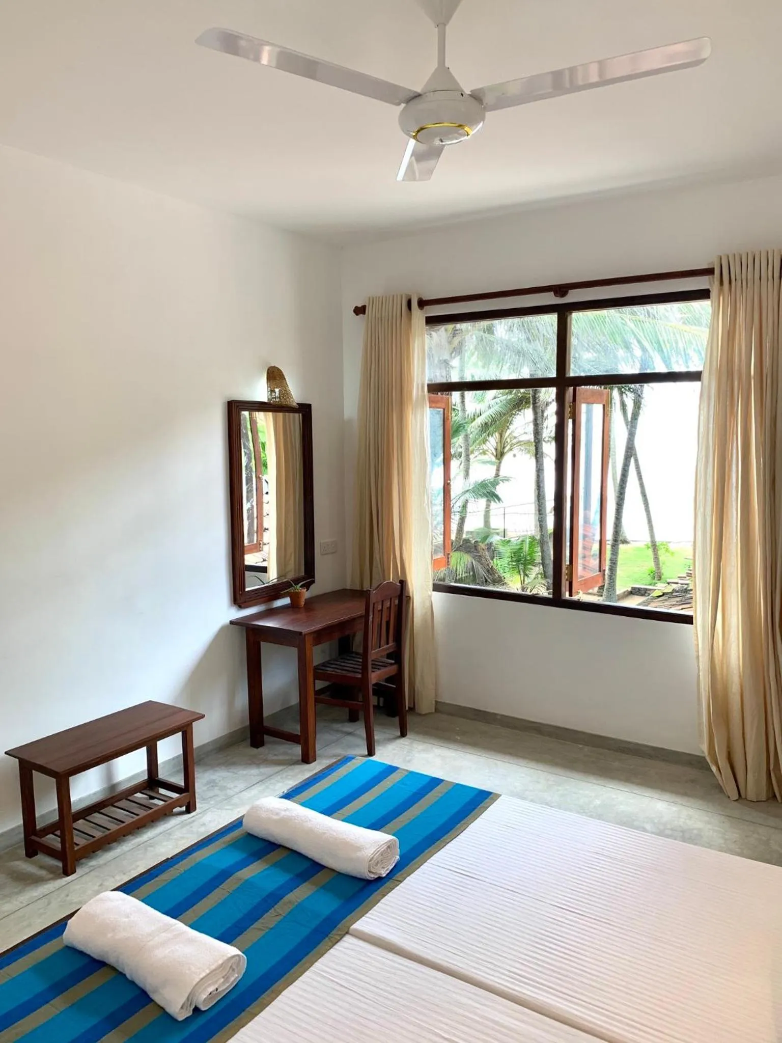 Bedroom in Curry Bowl Restaurant & Turtles Rest