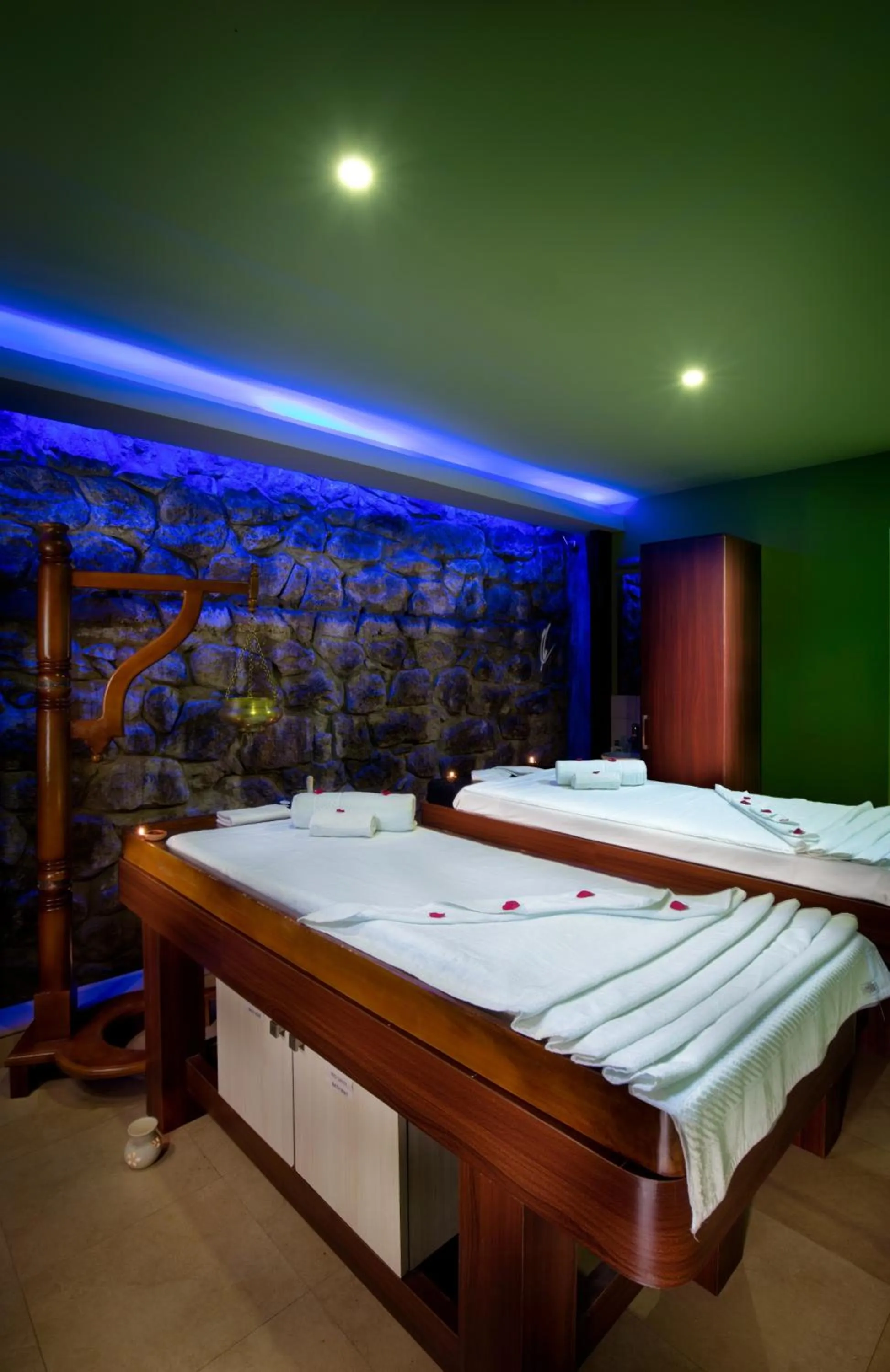 Massage, Bed in Munnar Tea Hills Resort - MTHR