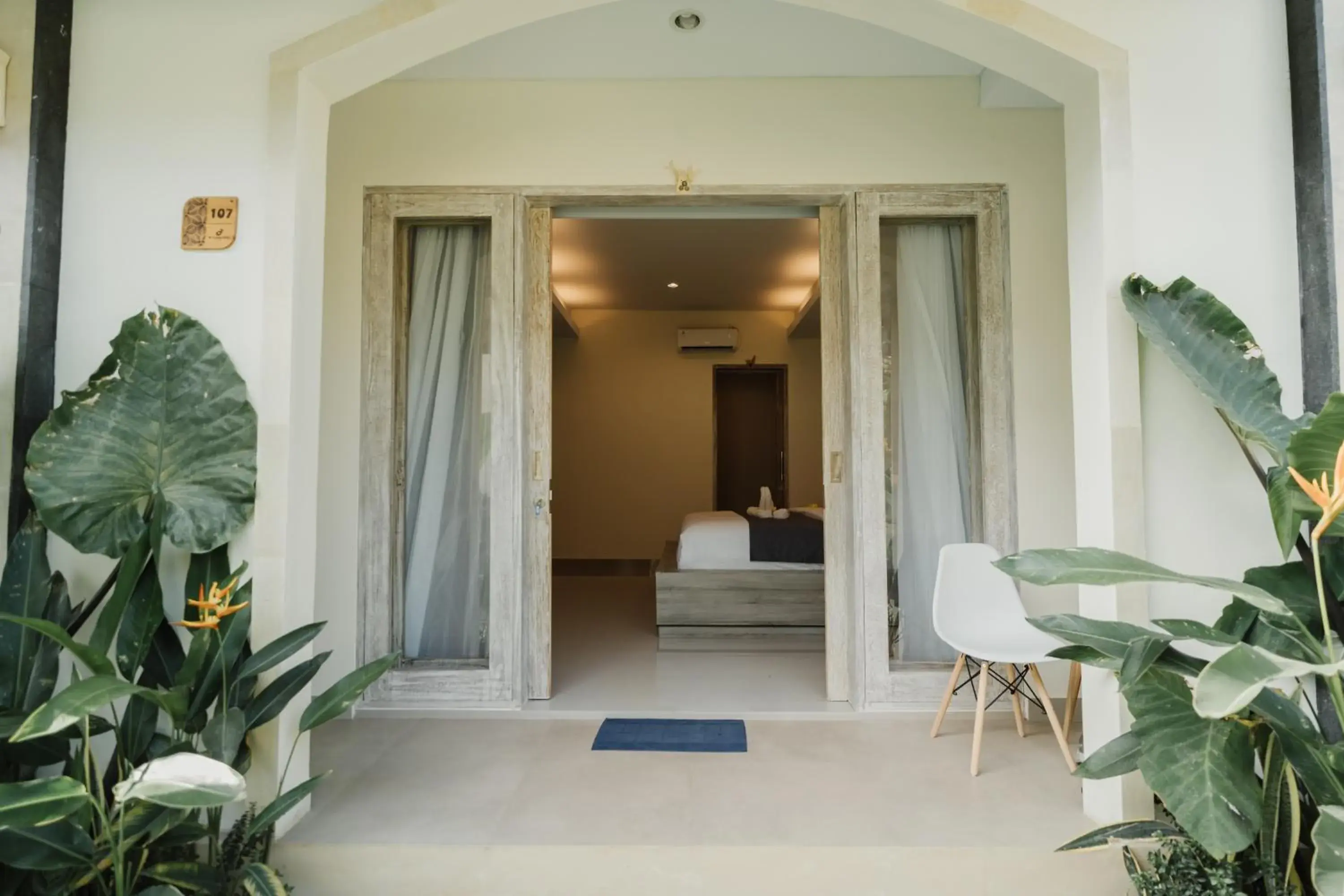 Deluxe Suite in D'Leafy Seminyak Deluxe Suite in D'Leafy Seminyak