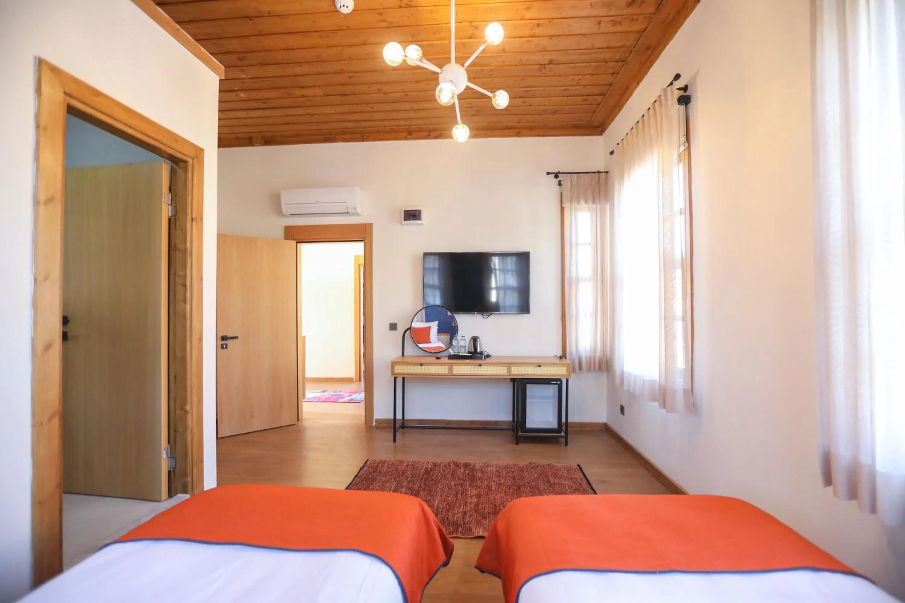 Communal lounge/ TV room, Bed in Oldies Hotel