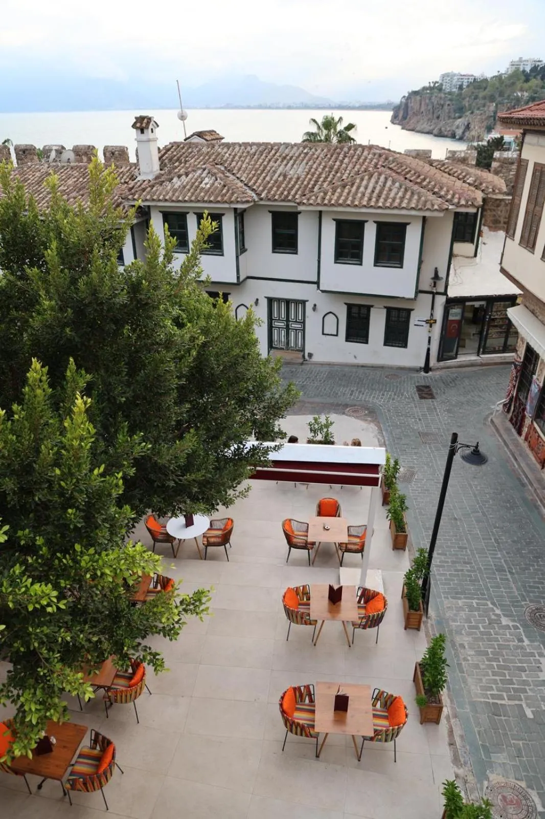 Restaurant/places to eat in Oldies Hotel