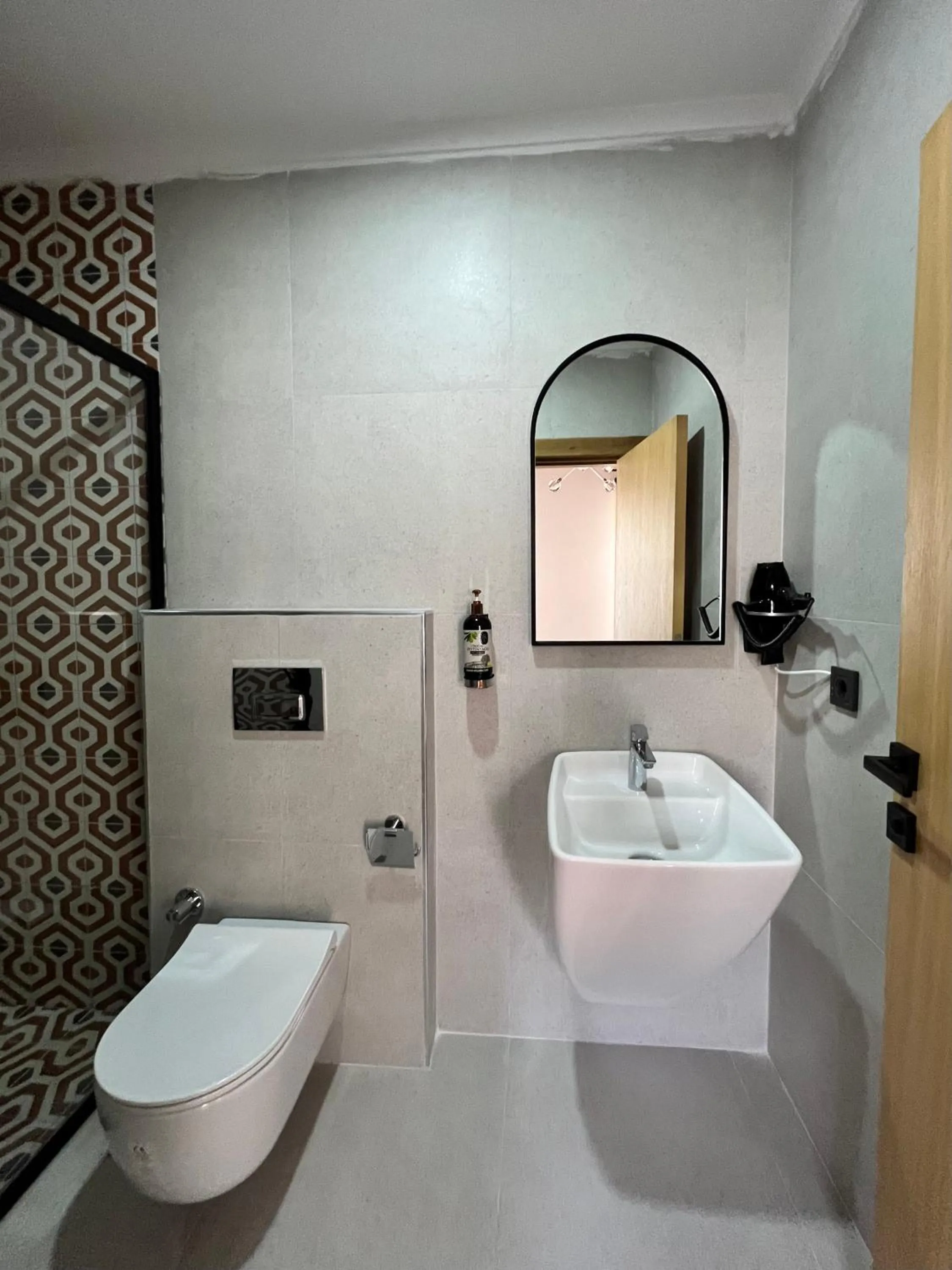 Toilet in Oldies Hotel