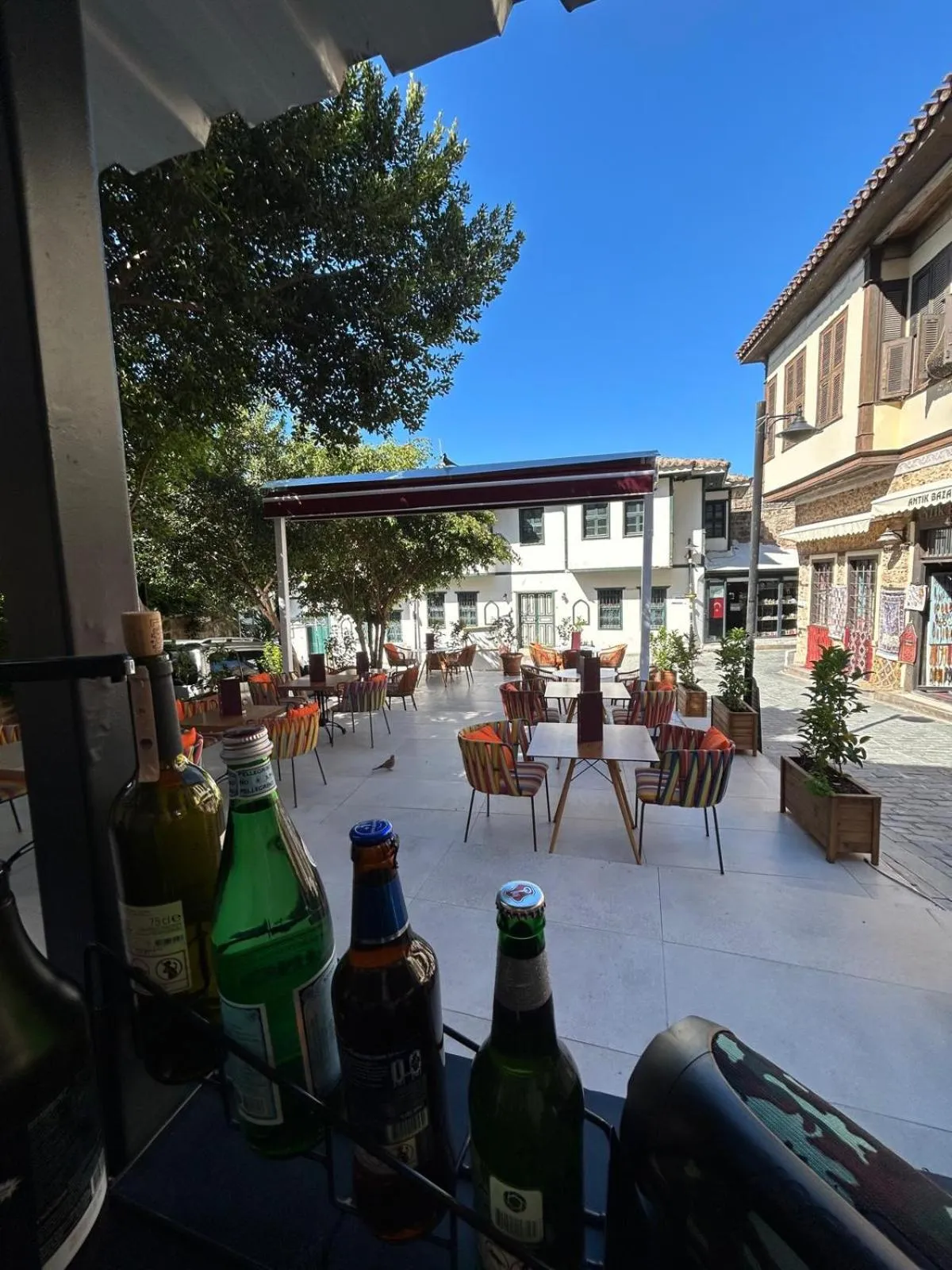 Restaurant/places to eat in Oldies Hotel