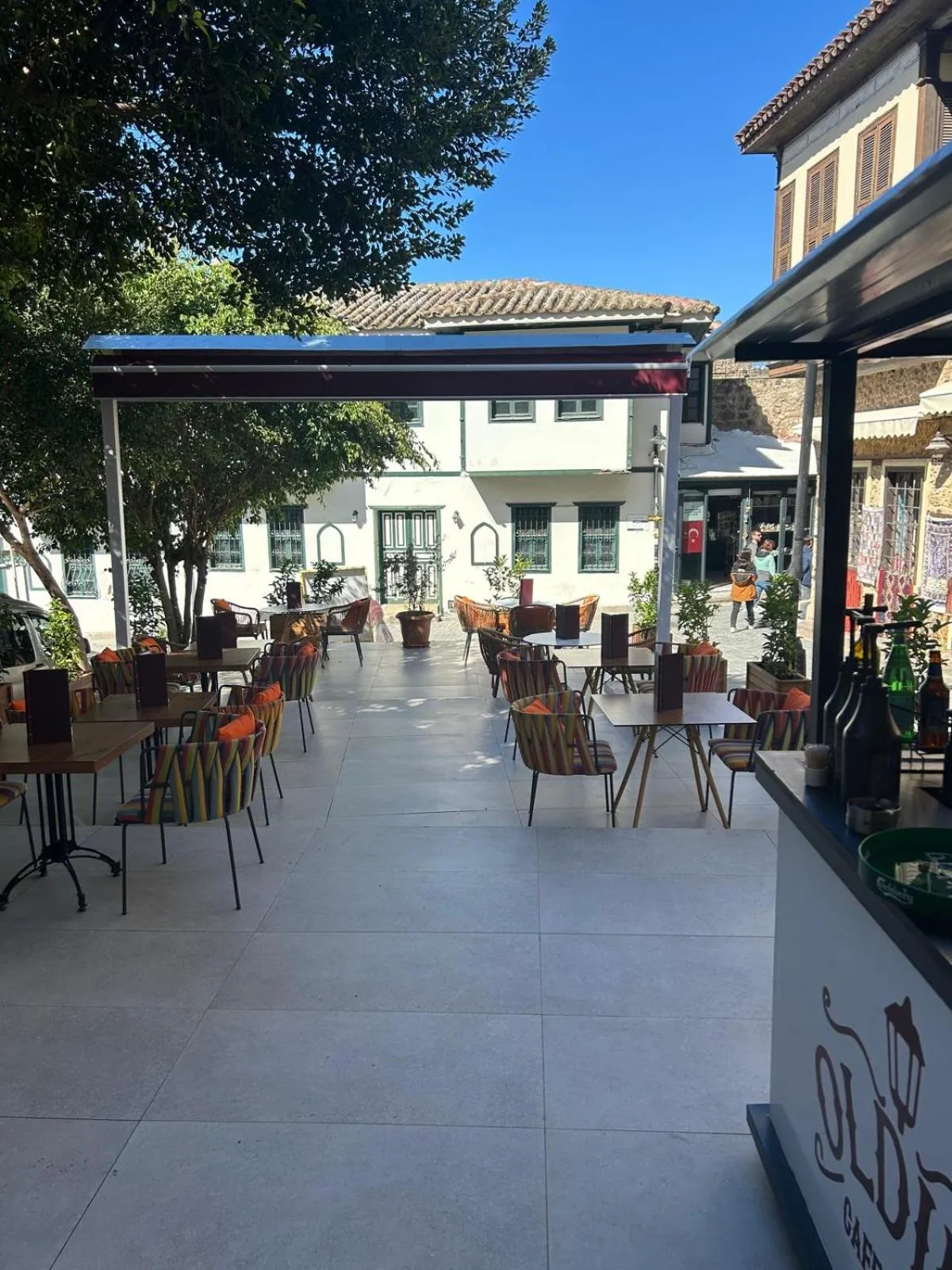 Restaurant/places to eat in Oldies Hotel