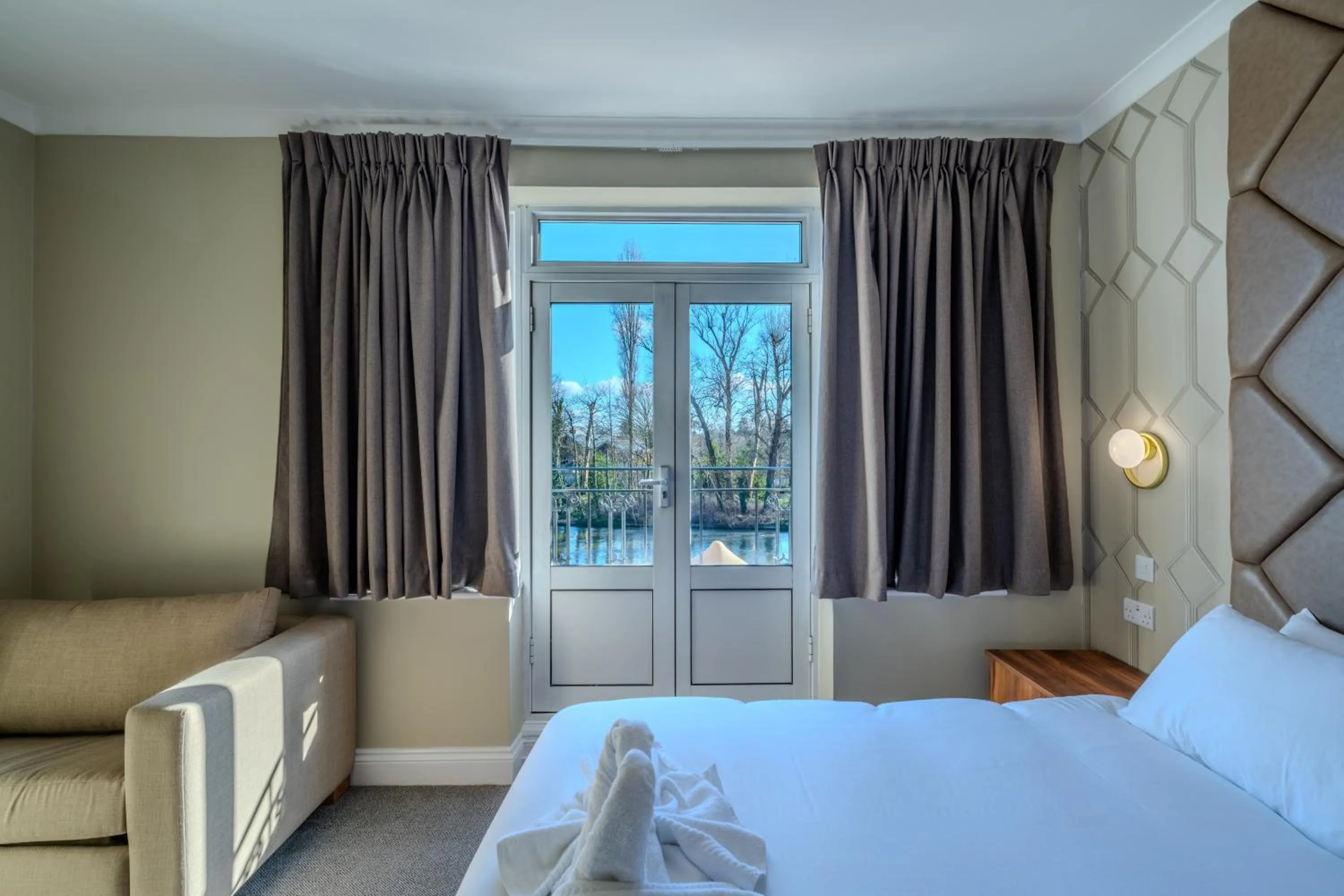 View (from property/room), Bed in Uno Thames Hotel Maidenhead -Reopened Brand New Again