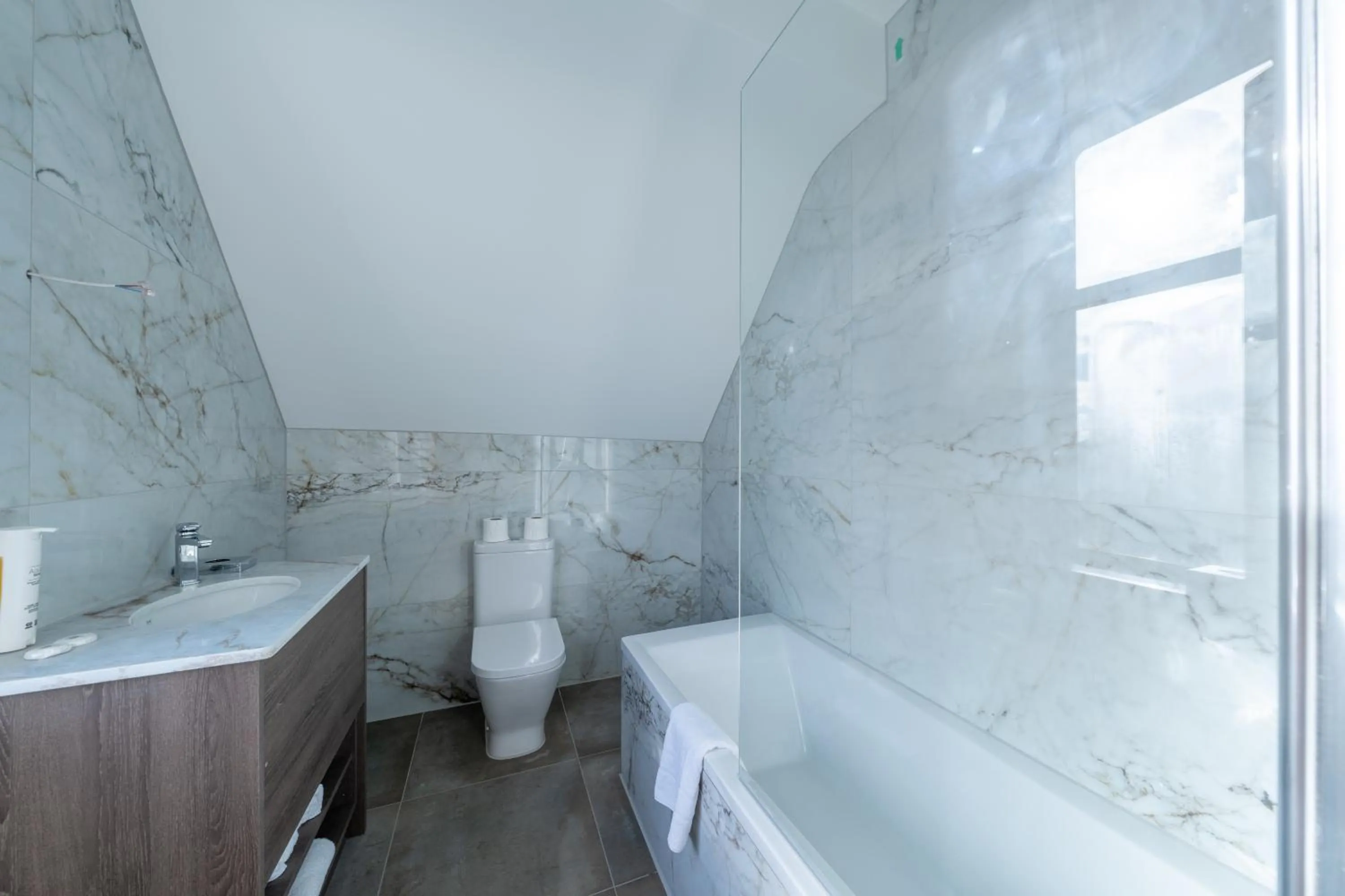 Bathroom in Uno Thames Hotel Maidenhead -Reopened Brand New Again