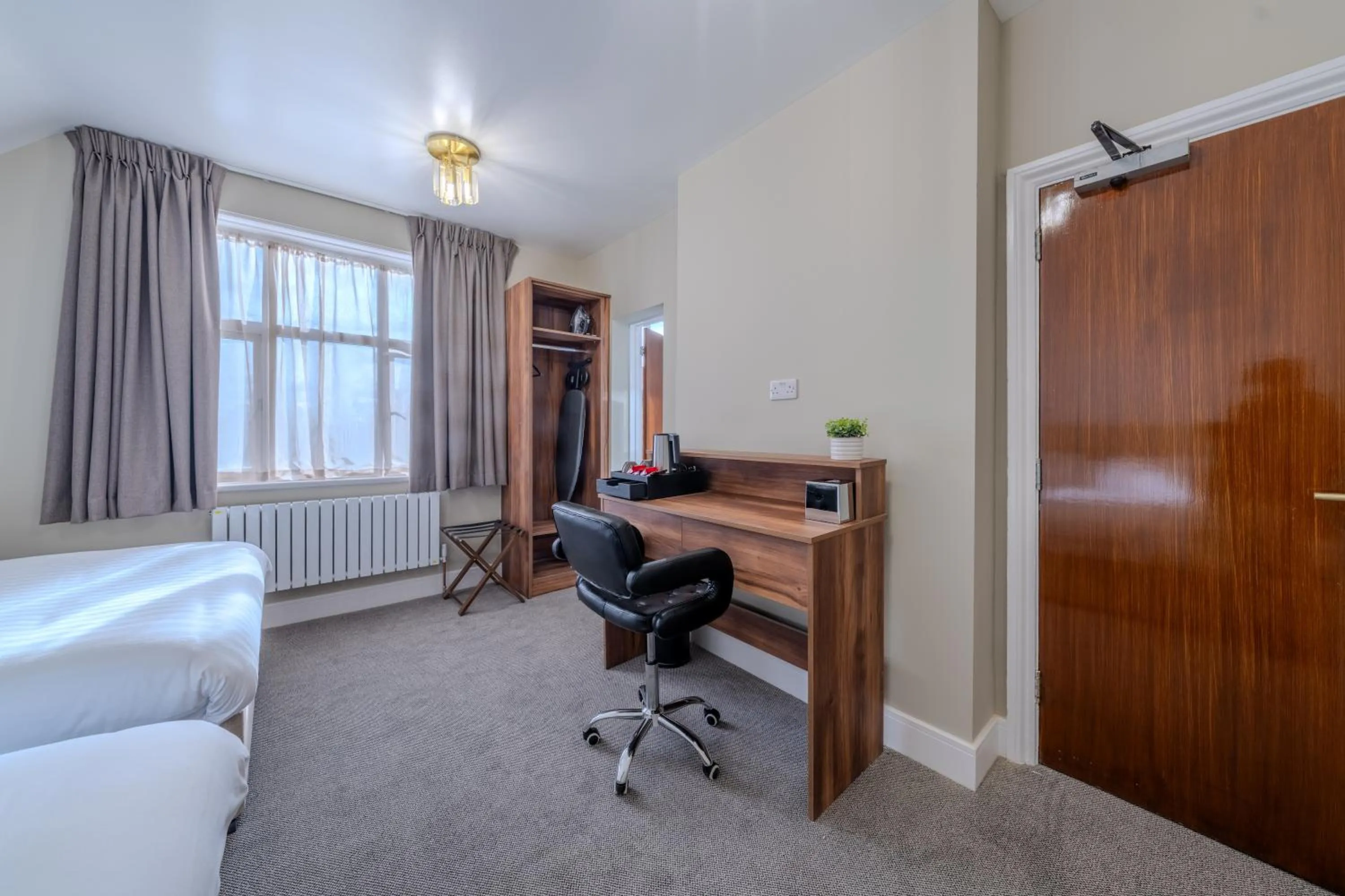 Coffee/tea facilities, Bed in Uno Thames Hotel Maidenhead -Reopened Brand New Again