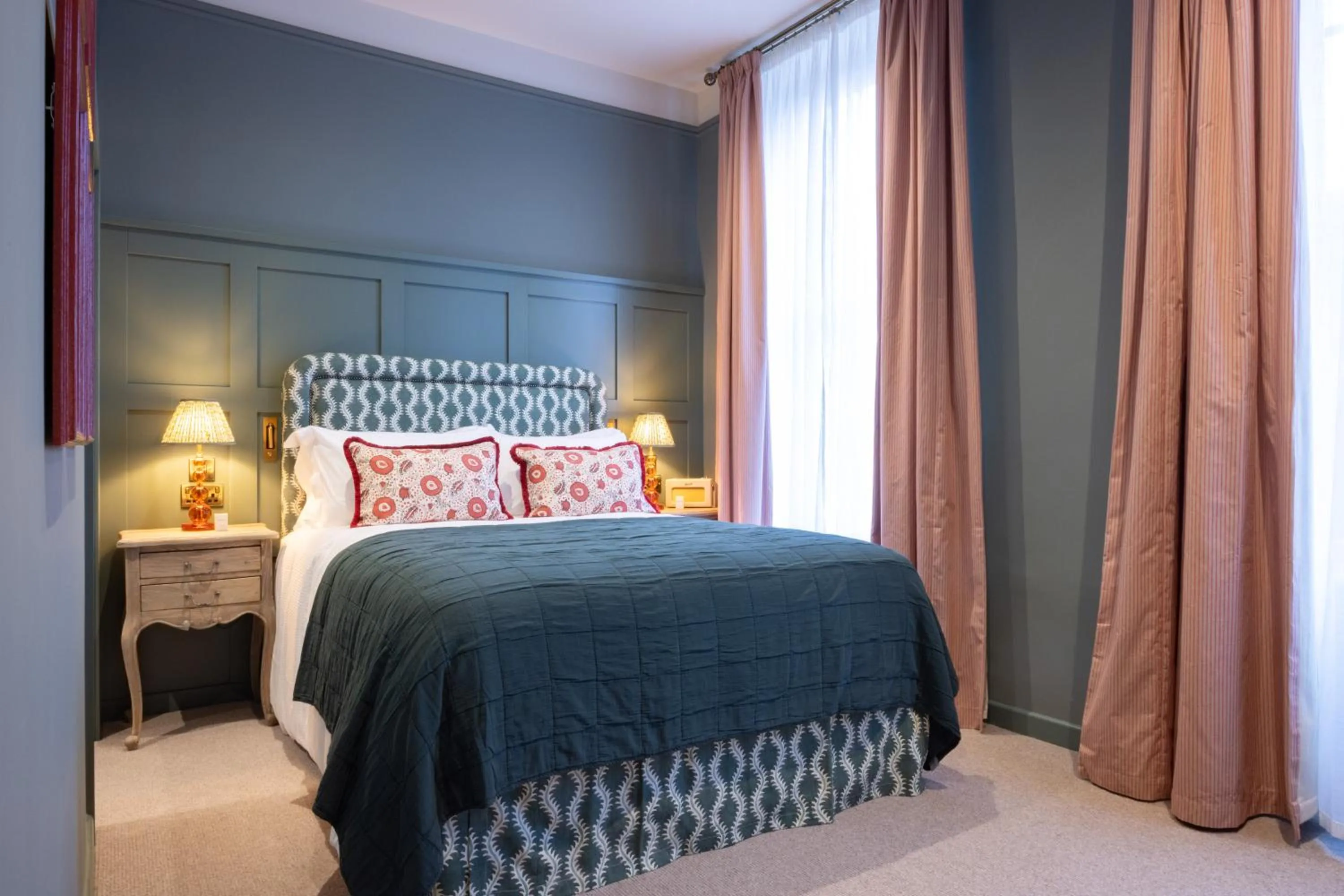 Bedroom, Bed in The Coat and Bear - A Heartwood Inn