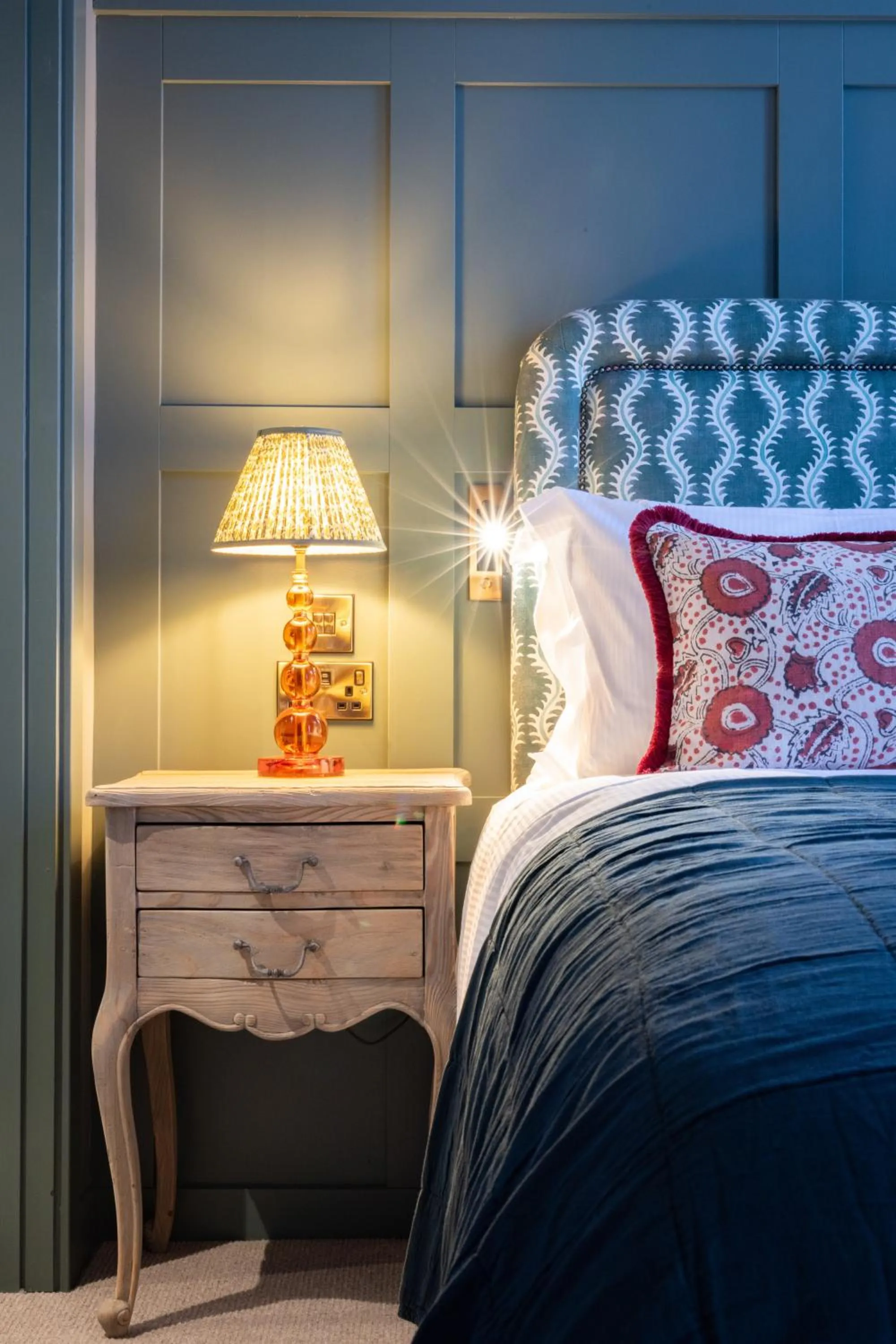 Bedroom, Bed in The Coat and Bear - A Heartwood Inn