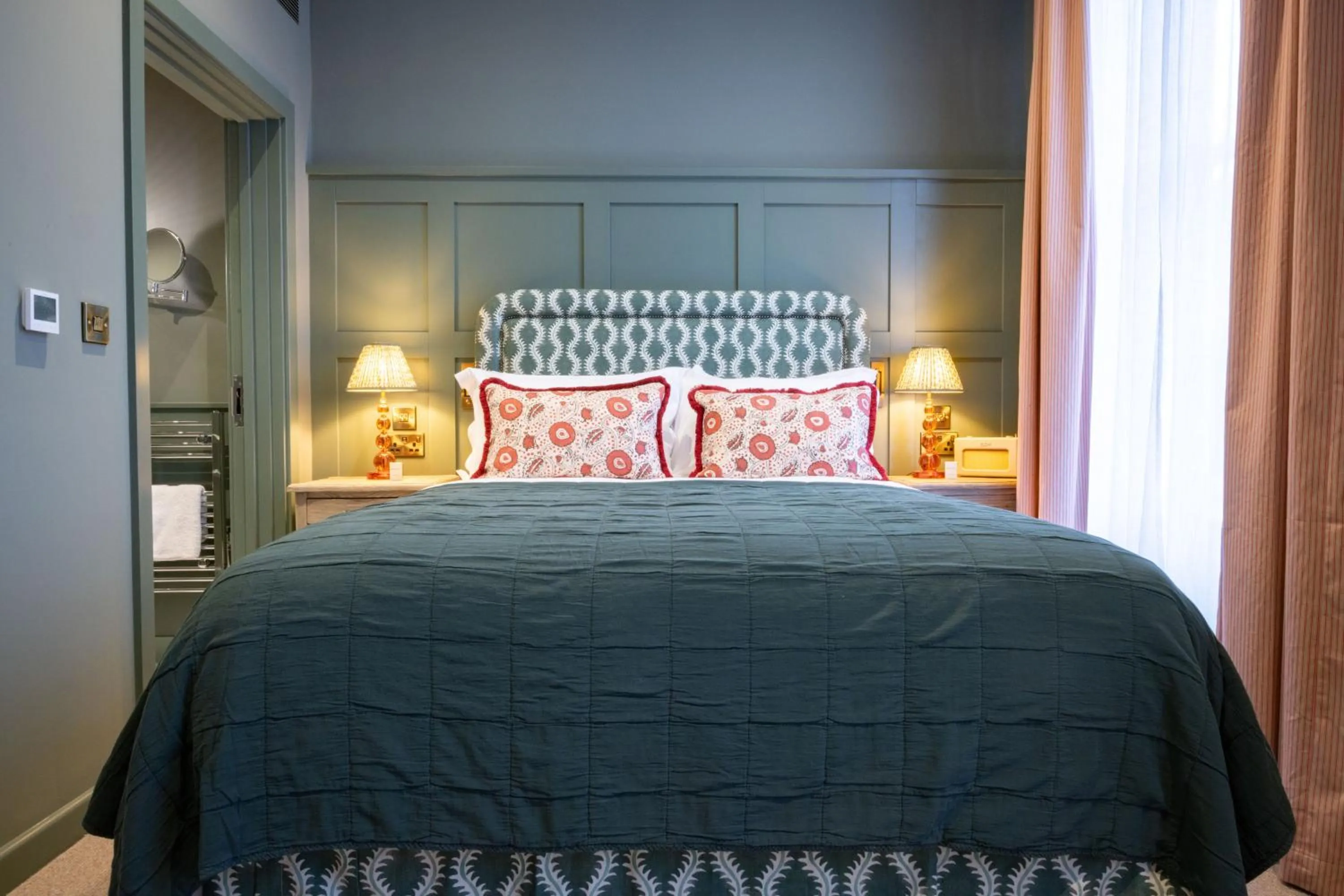 Bedroom, Bed in The Coat and Bear - A Heartwood Inn