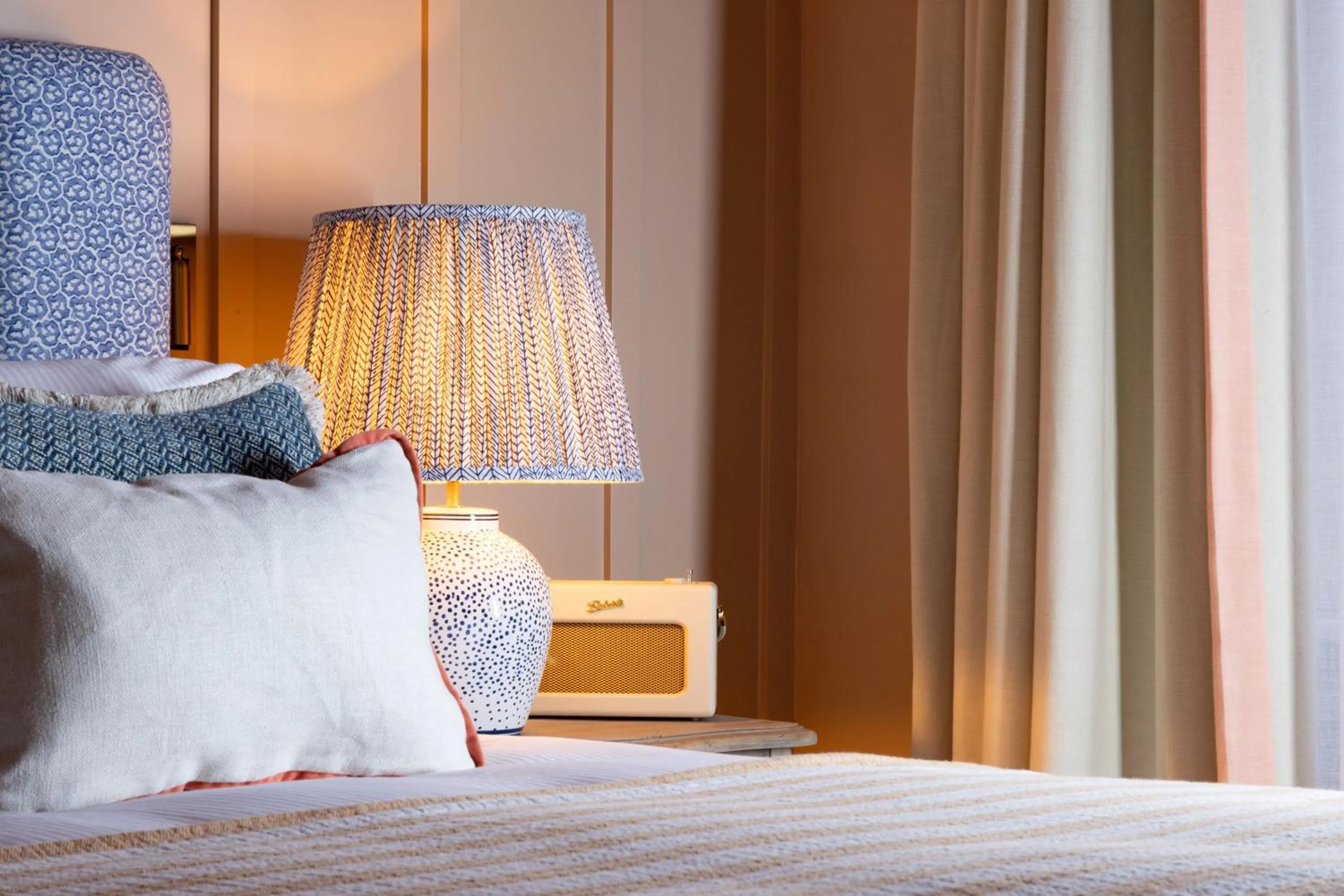 Bedroom, Bed in The Coat and Bear - A Heartwood Inn