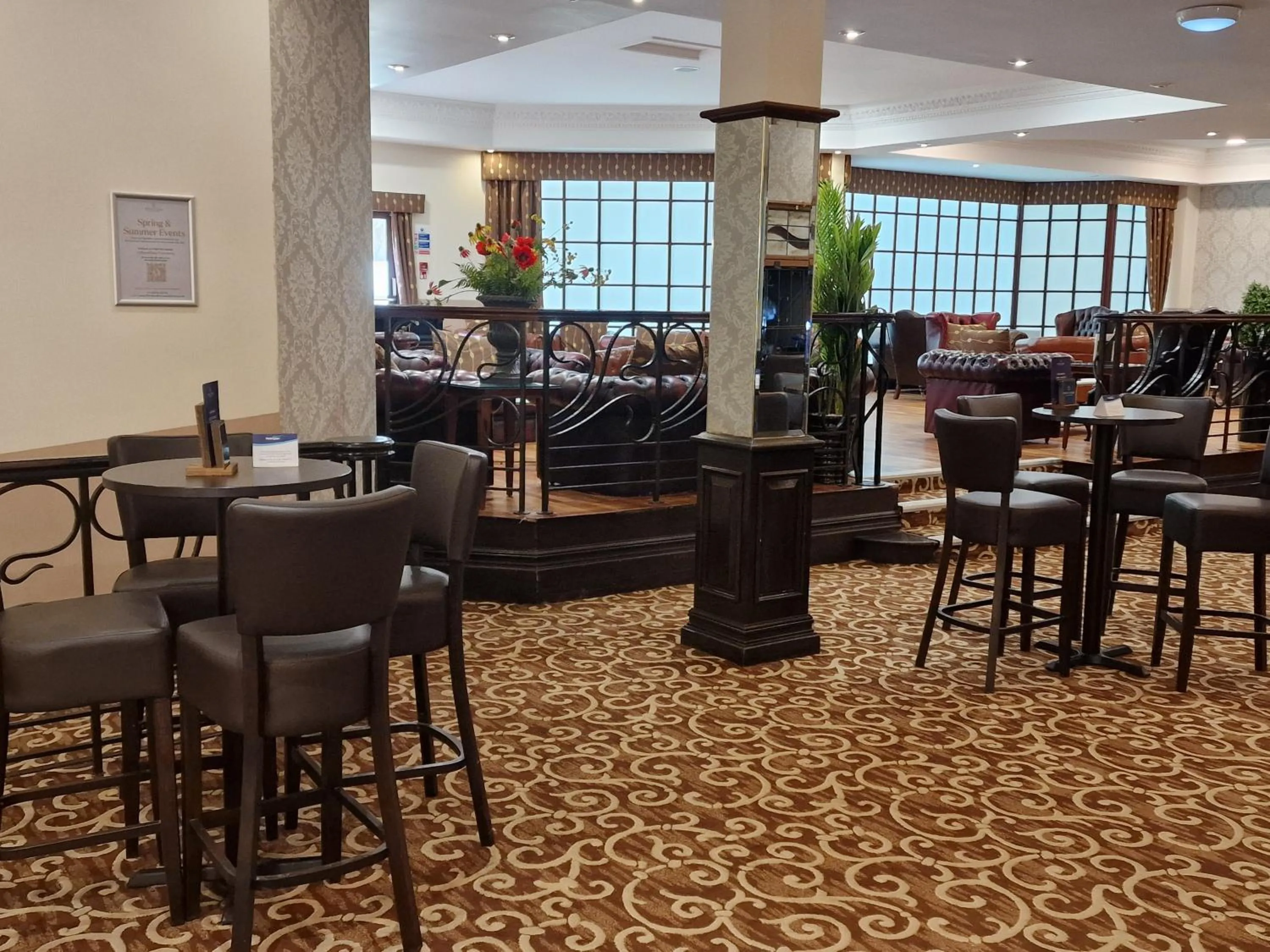 Lounge or bar in Royal Court Hotel