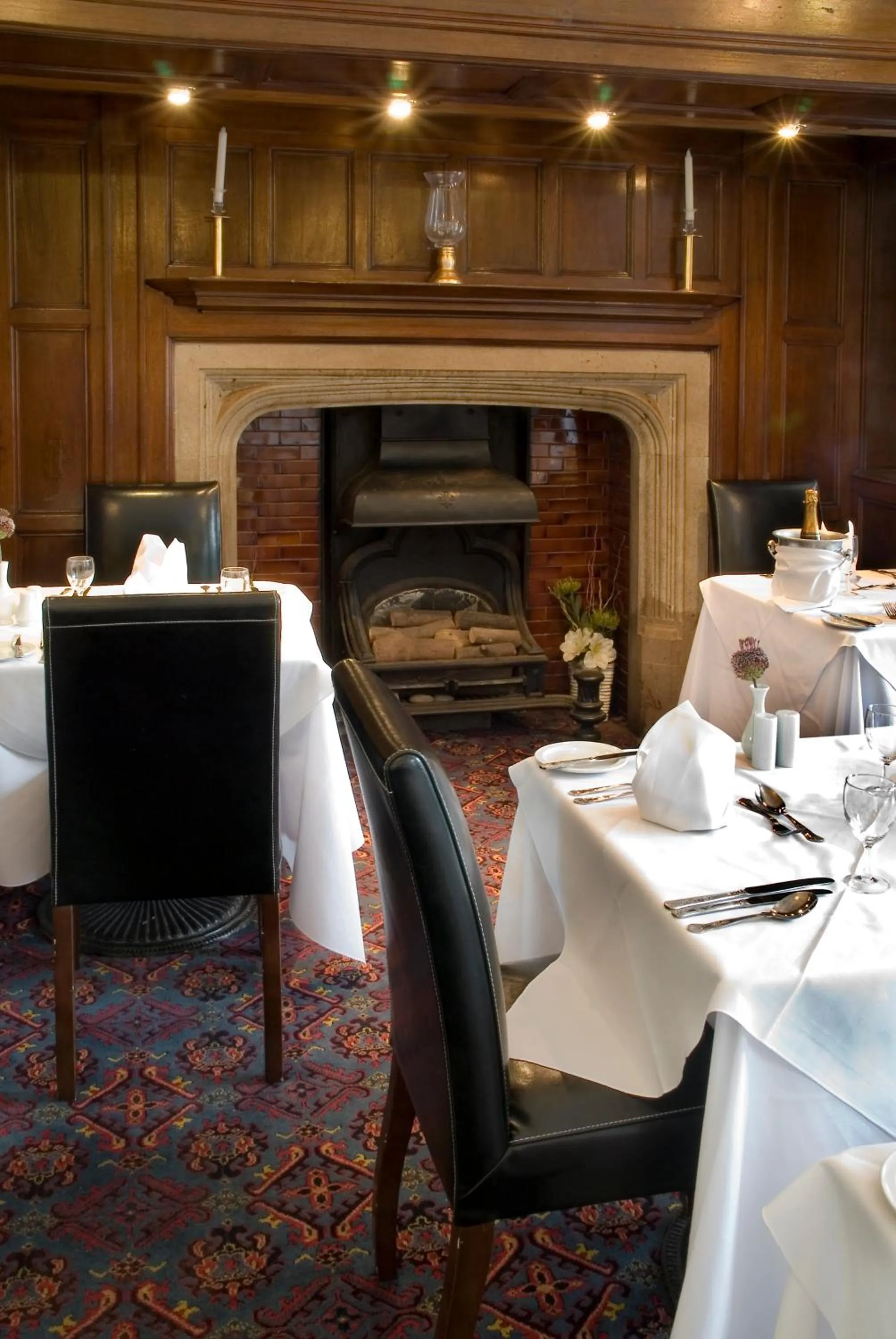 Restaurant/places to eat in Royal Court Hotel