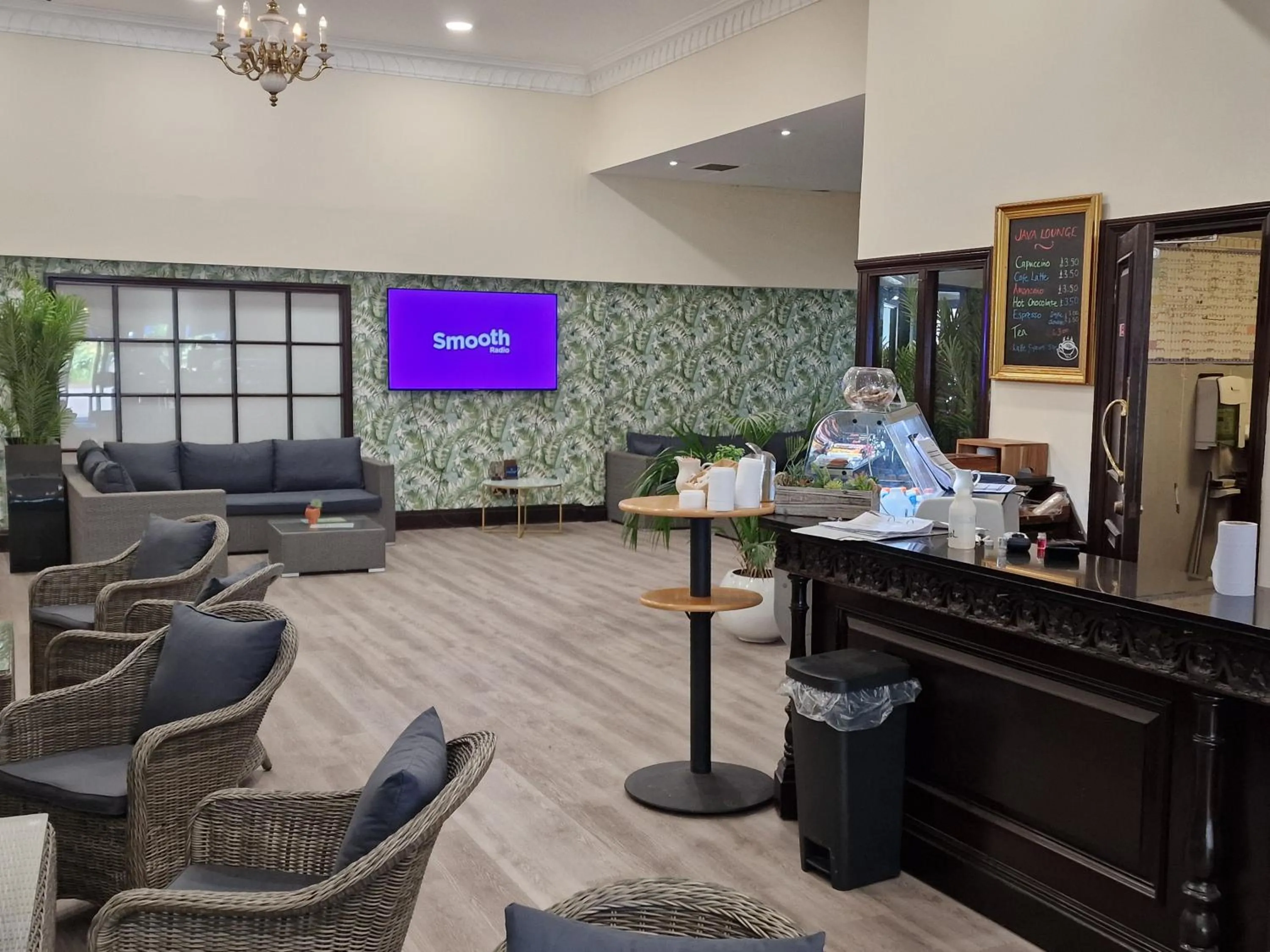 Communal lounge/ TV room in Royal Court Hotel