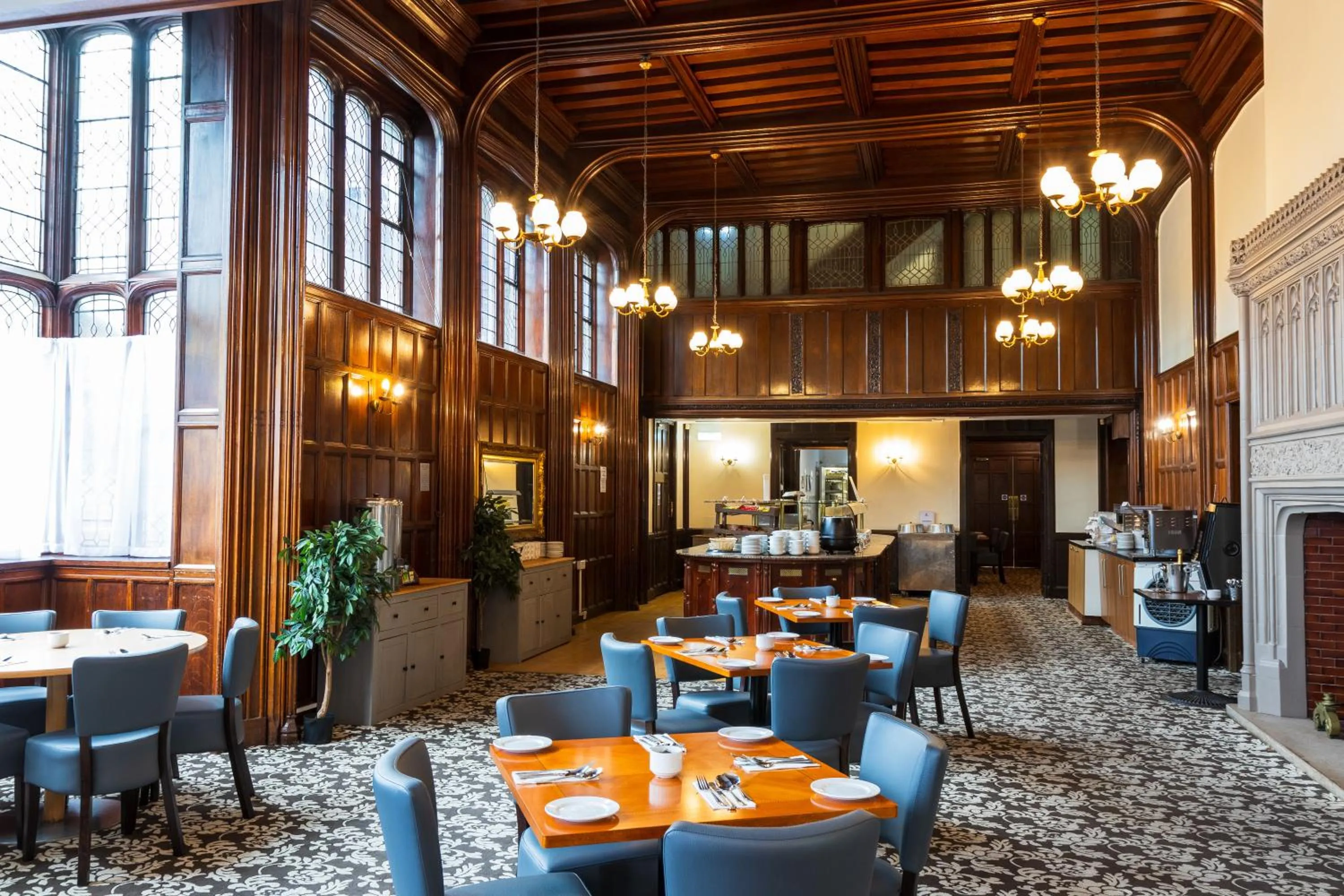 Restaurant/places to eat in Royal Court Hotel