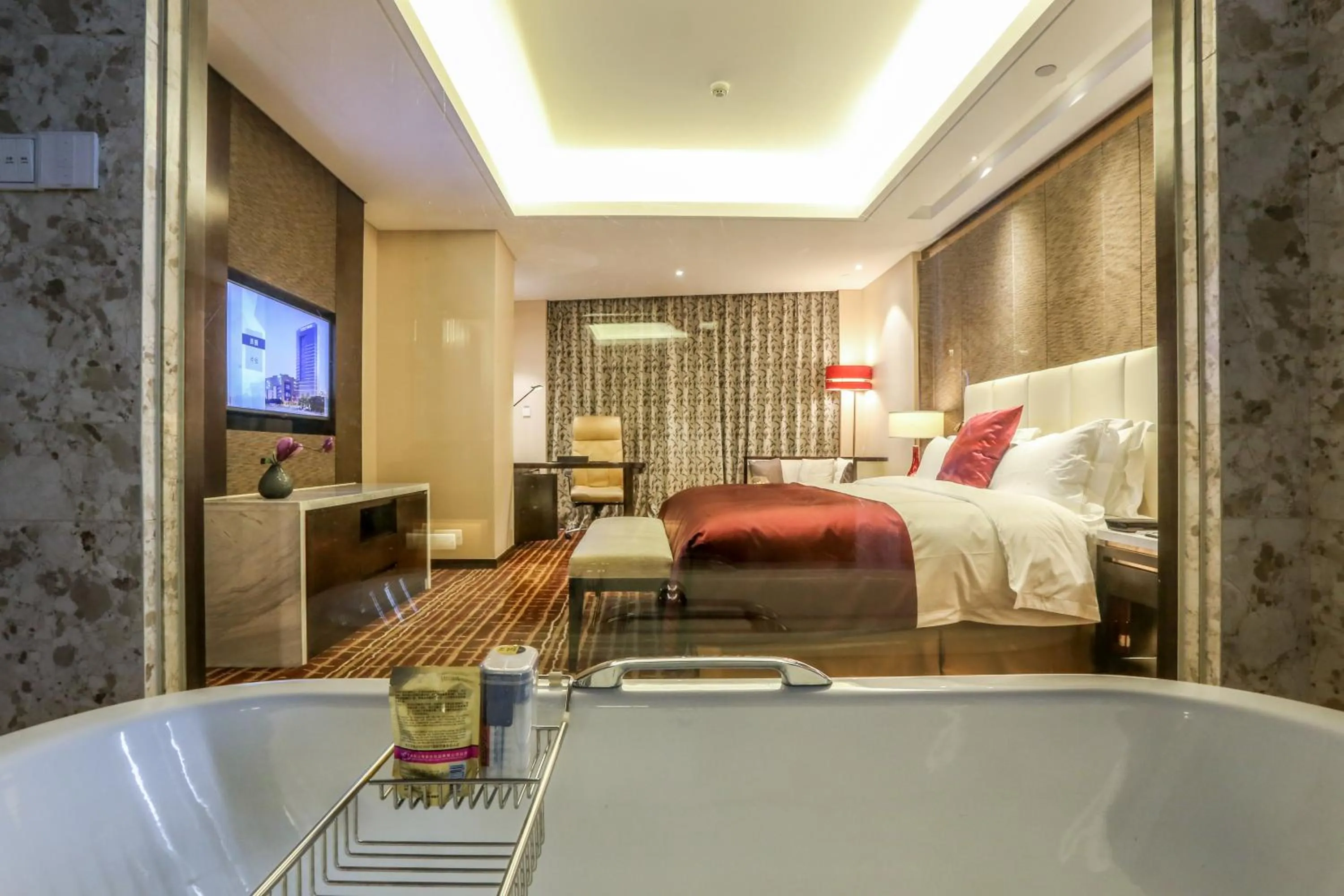 Bathroom, Bed in Yiwu Shangcheng Hotel