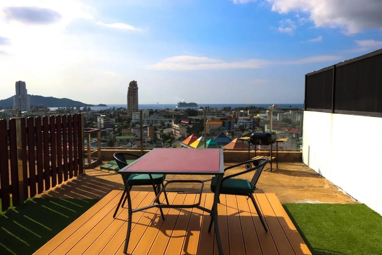 Deluxe Double Room with Balcony and Sea View in Ocean View Treasure Residence Deluxe Double Room with Balcony and Sea View in Ocean View Treasure Residence