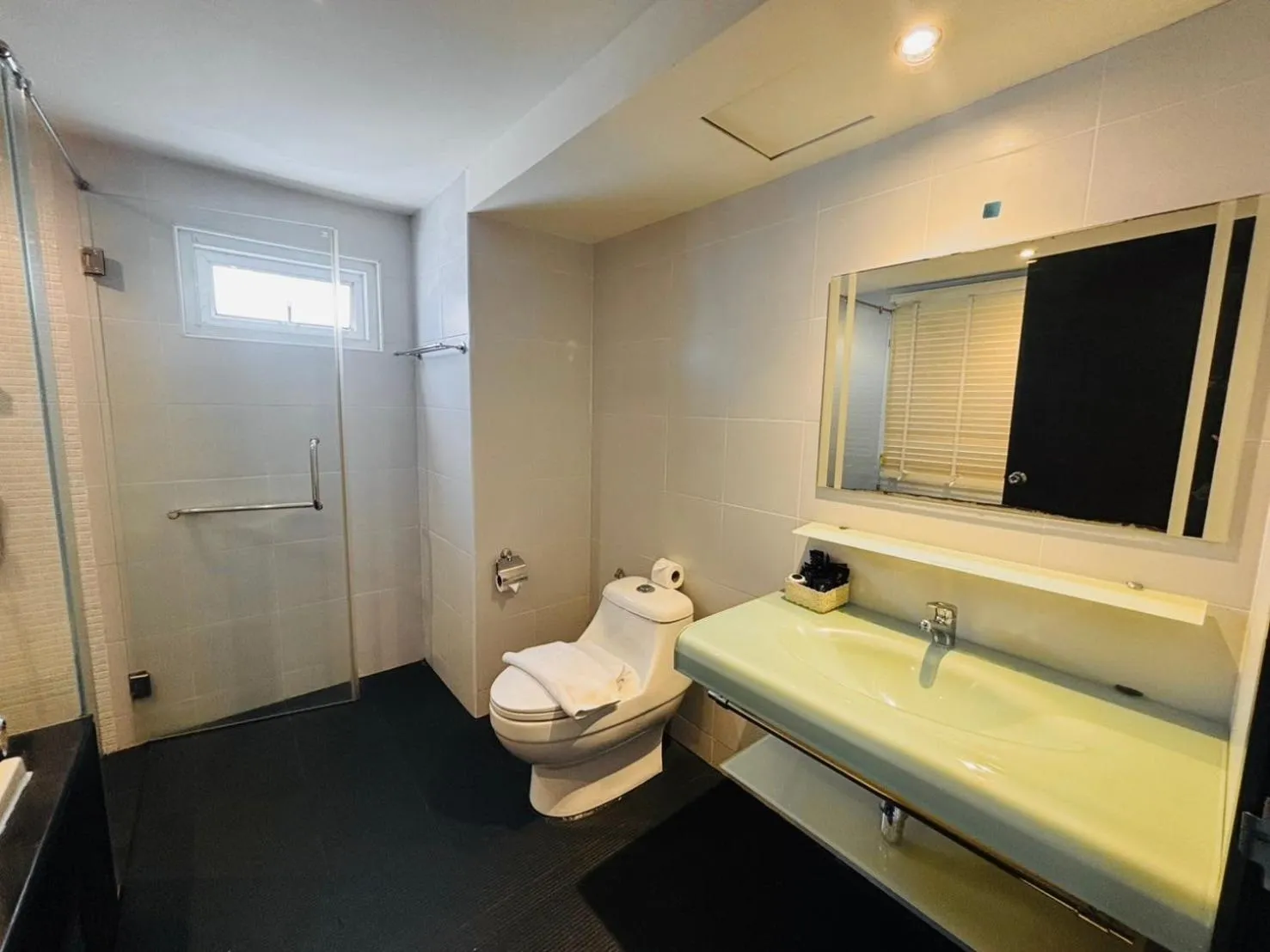 Toilet in Ocean View Treasure Residence