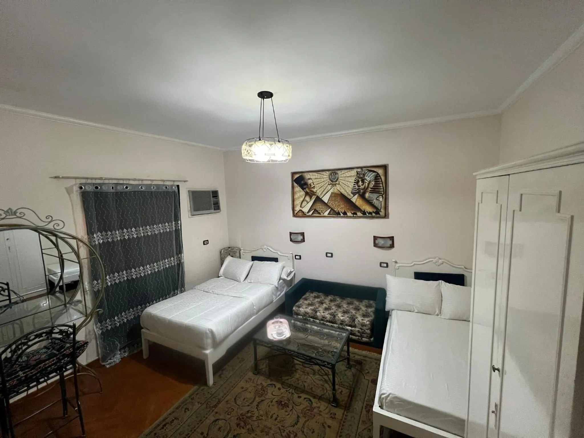 Photo of the whole room, Bed in A pyramids view