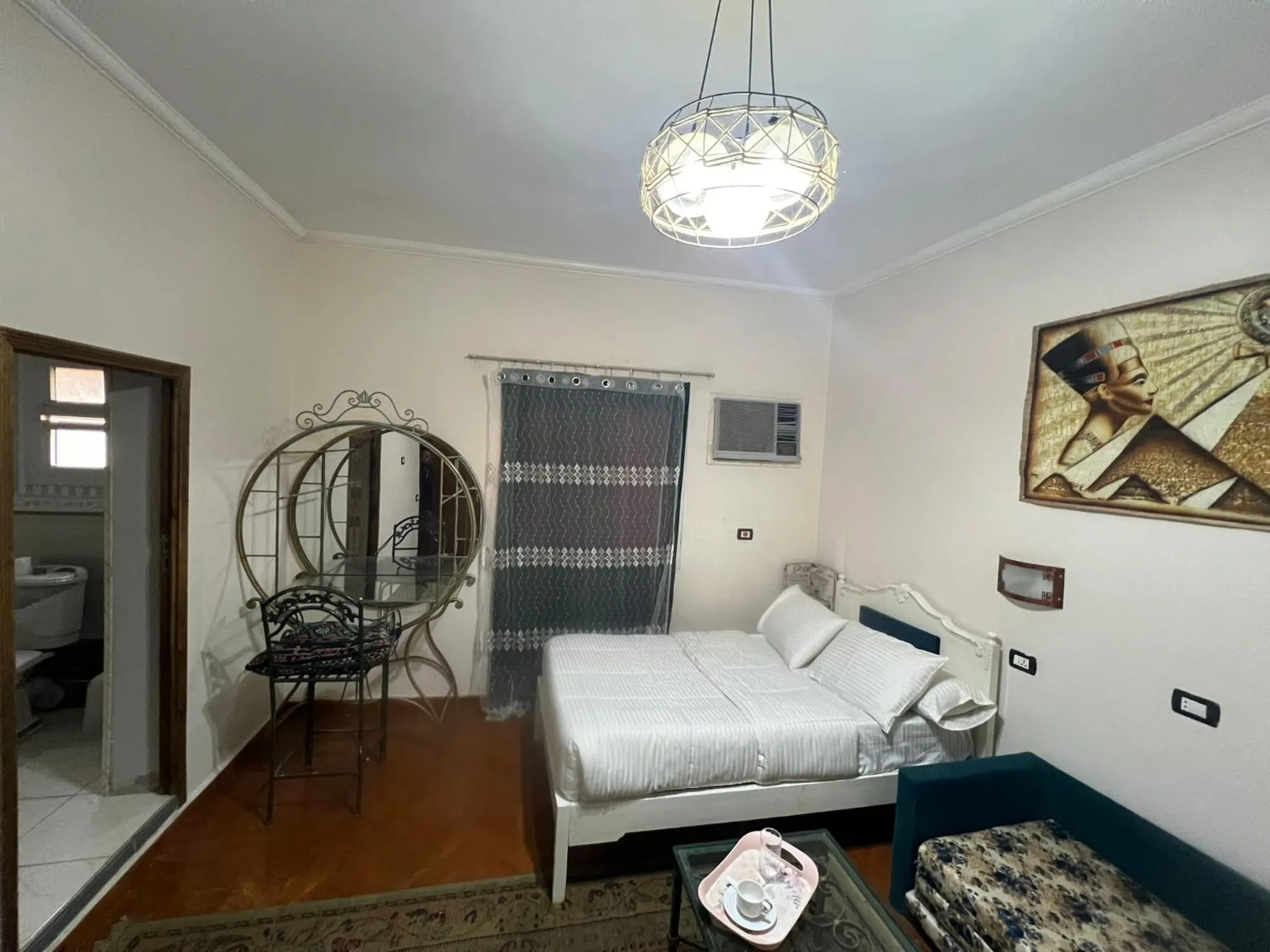 Photo of the whole room, Bed in A pyramids view