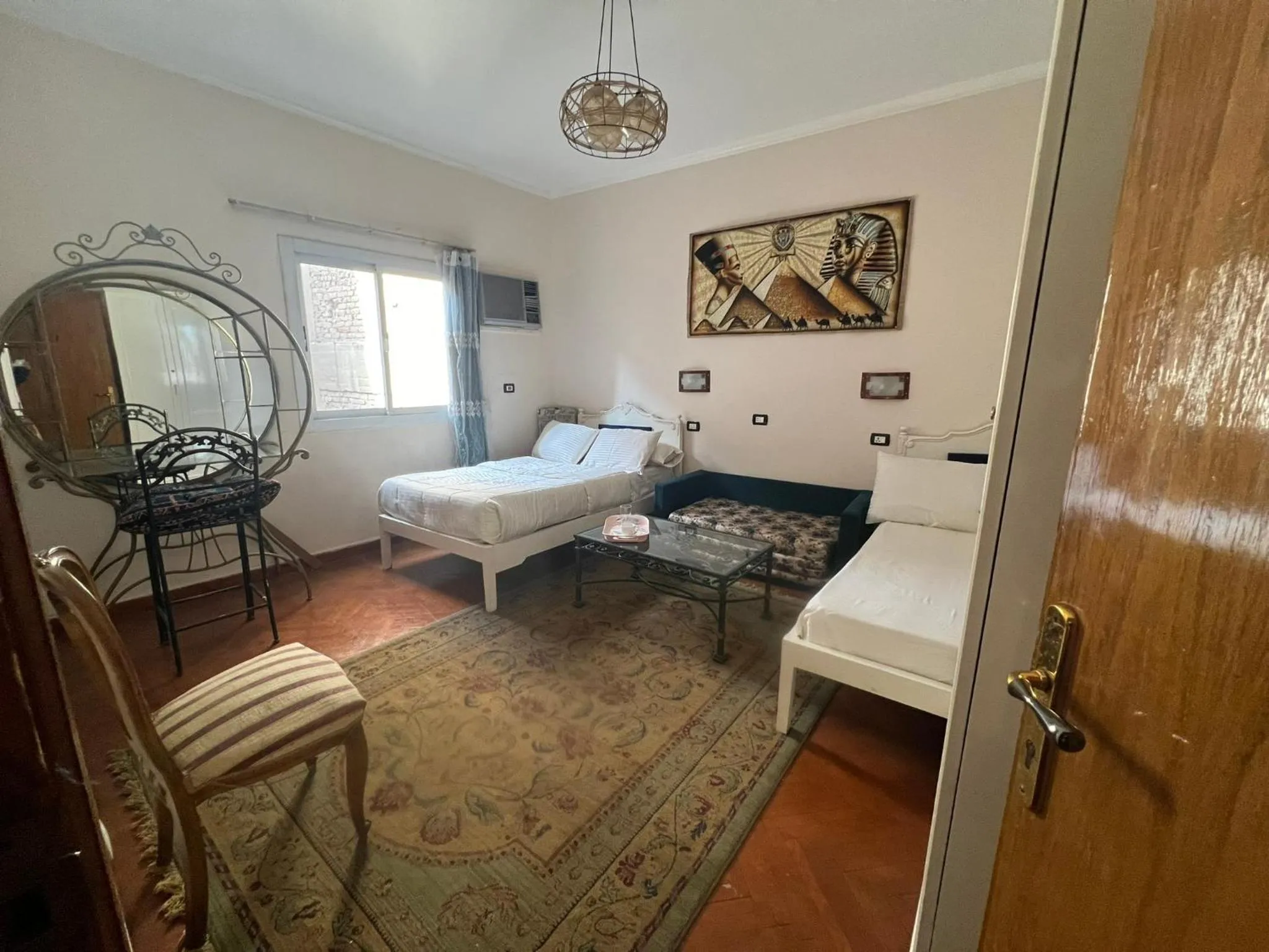 Photo of the whole room, Bed in A pyramids view