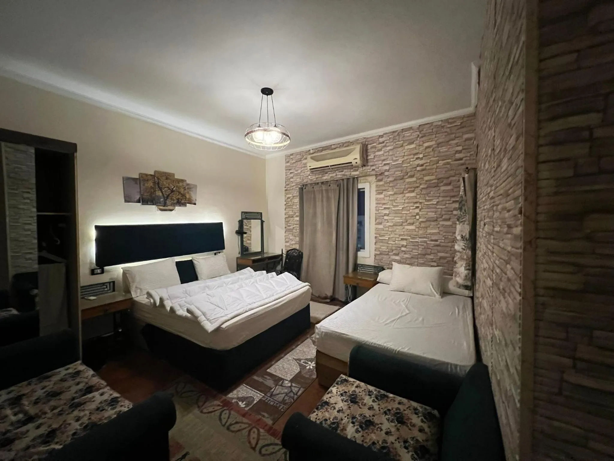 Photo of the whole room, Bed in A pyramids view