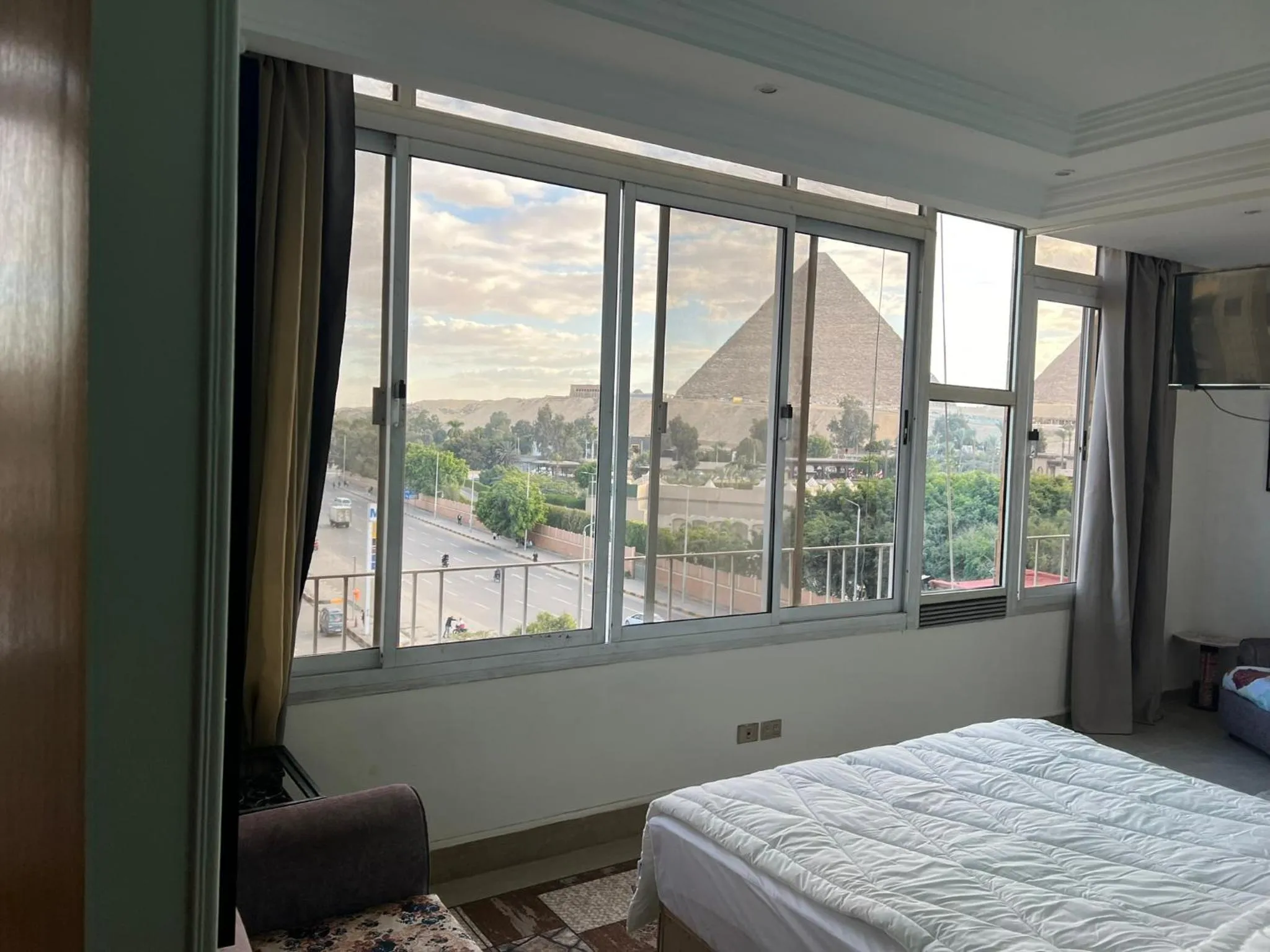 Mountain view, Bed in A pyramids view