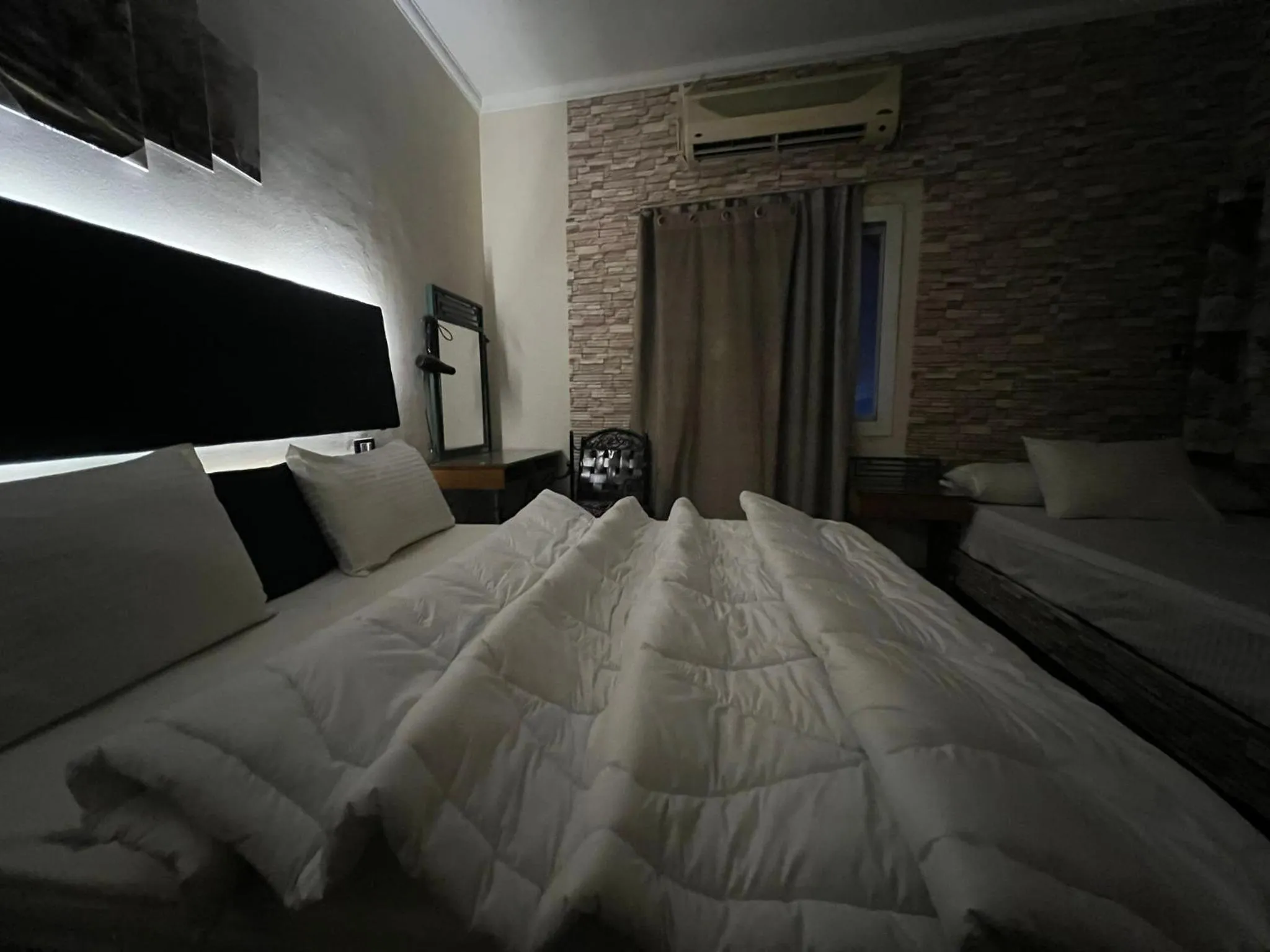 Photo of the whole room, Bed in A pyramids view