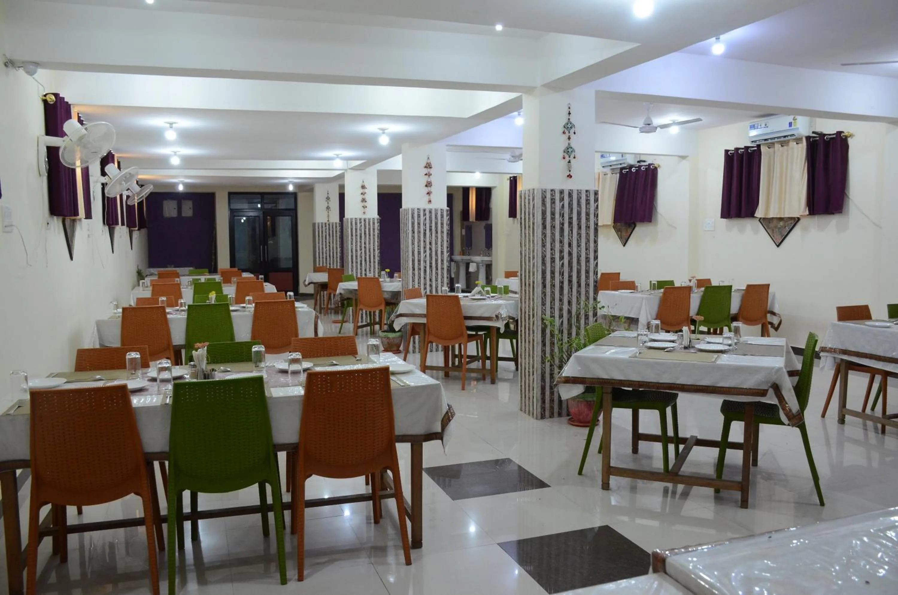 Restaurant/places to eat in Hotel Bodh Vilas
