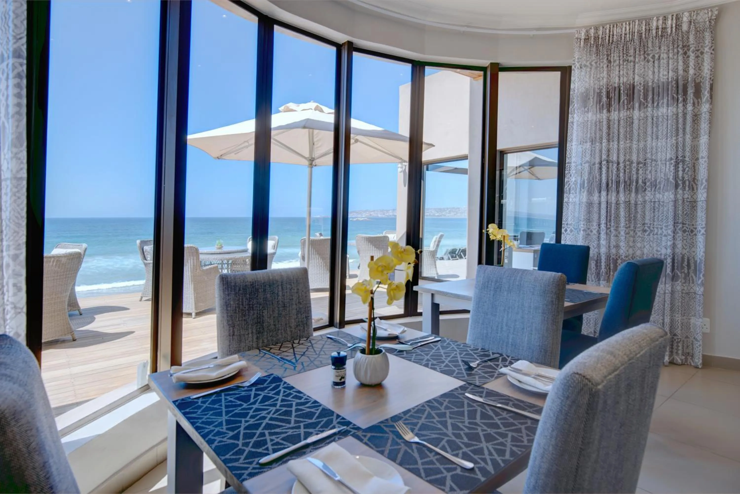 Restaurant/places to eat in Bay Lodge on the Beach