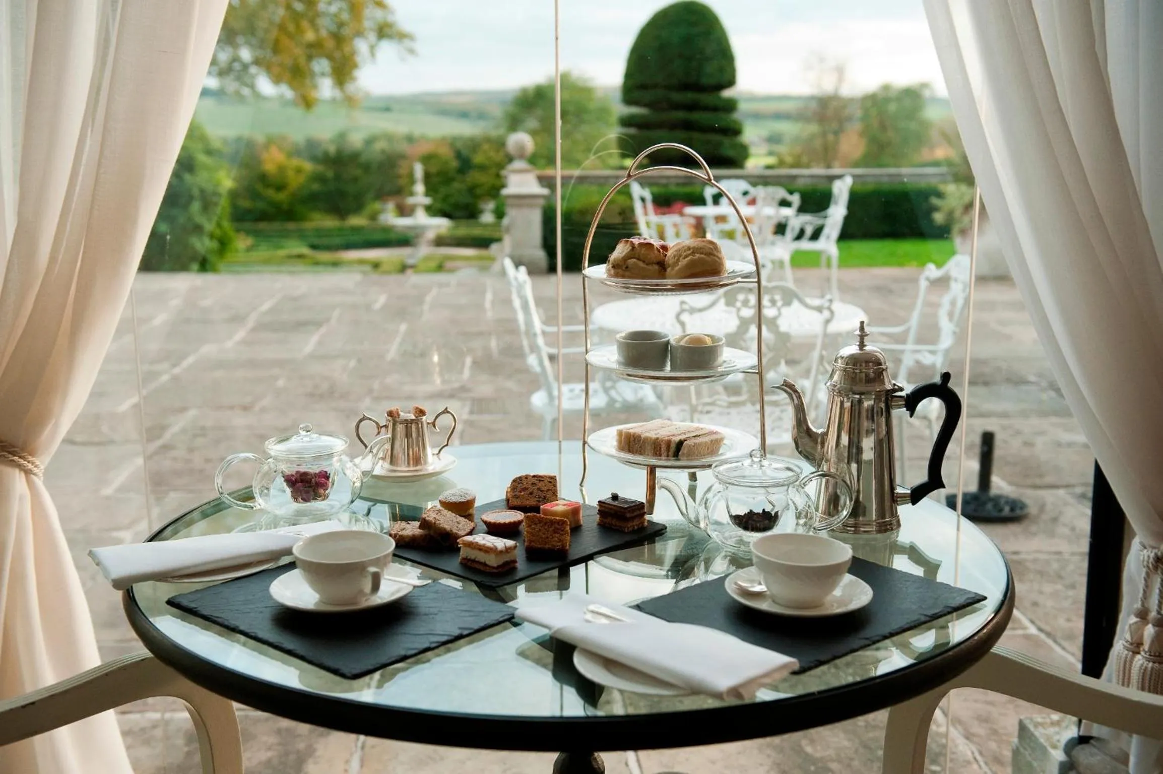 Restaurant/places to eat in Danesfield House Hotel And Spa