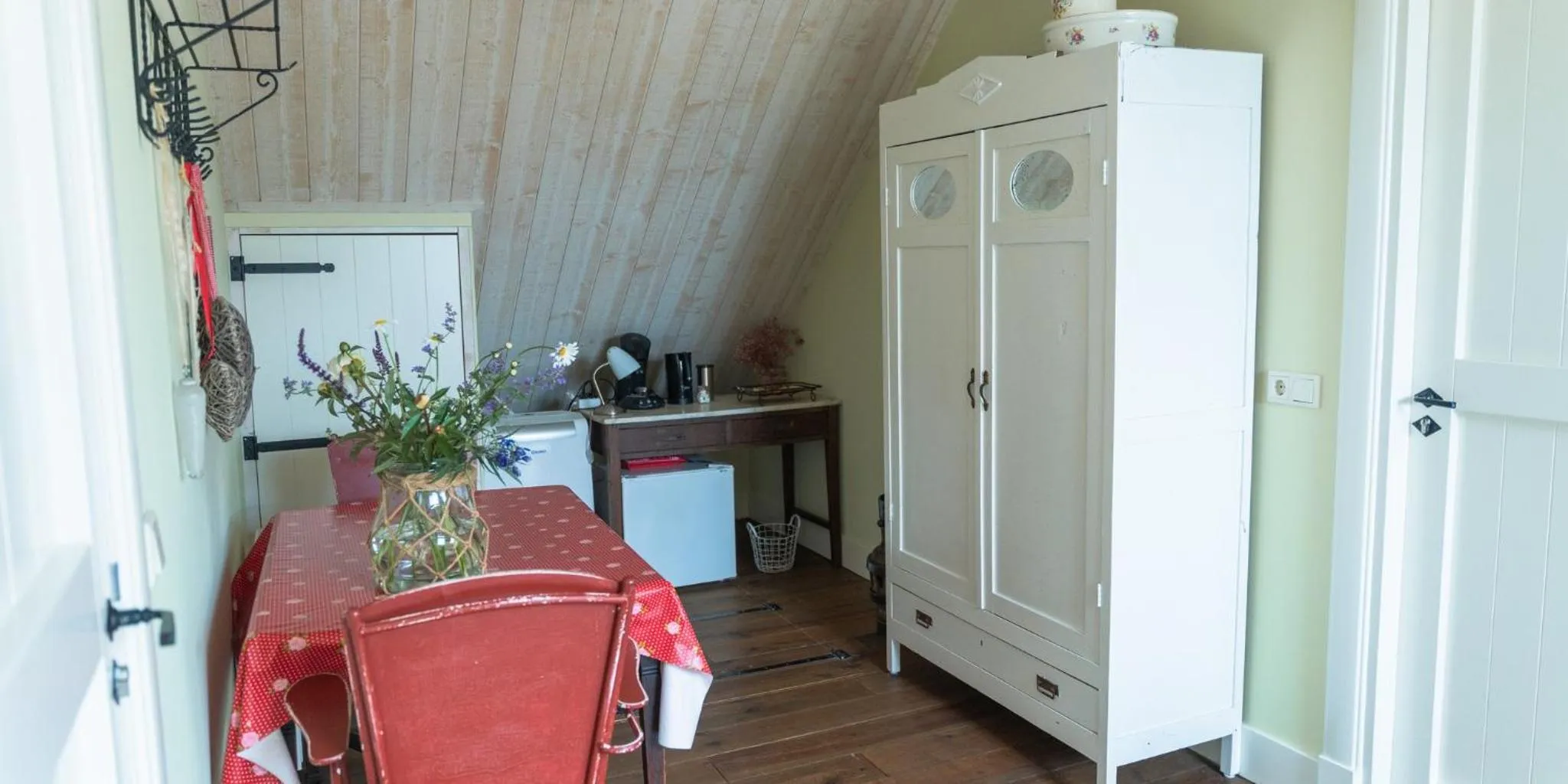 Dining area in B&B De Ouw Skuur