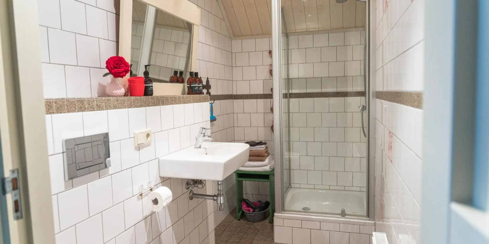 Bathroom in B&B De Ouw Skuur