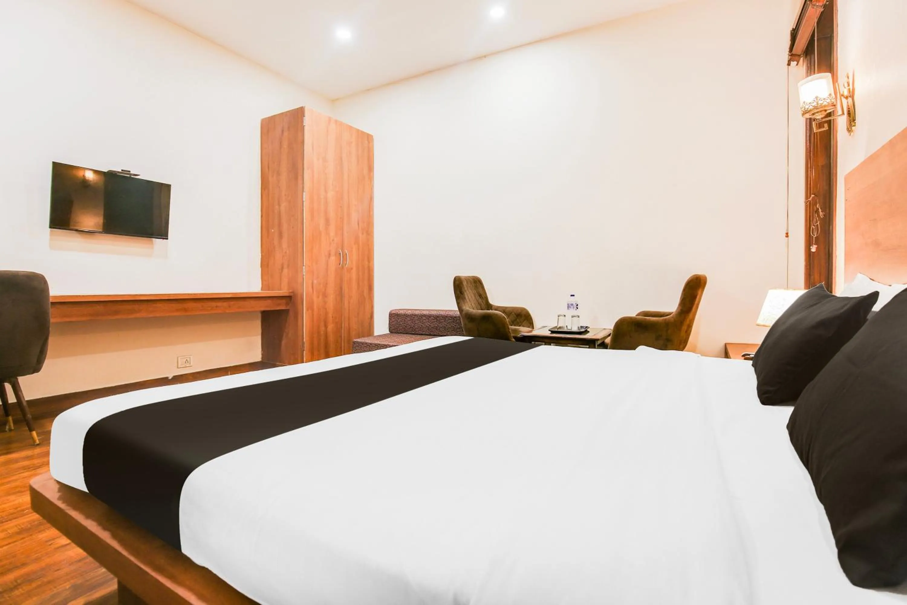 Bedroom, Bed in Super Townhouse Grand Fortune