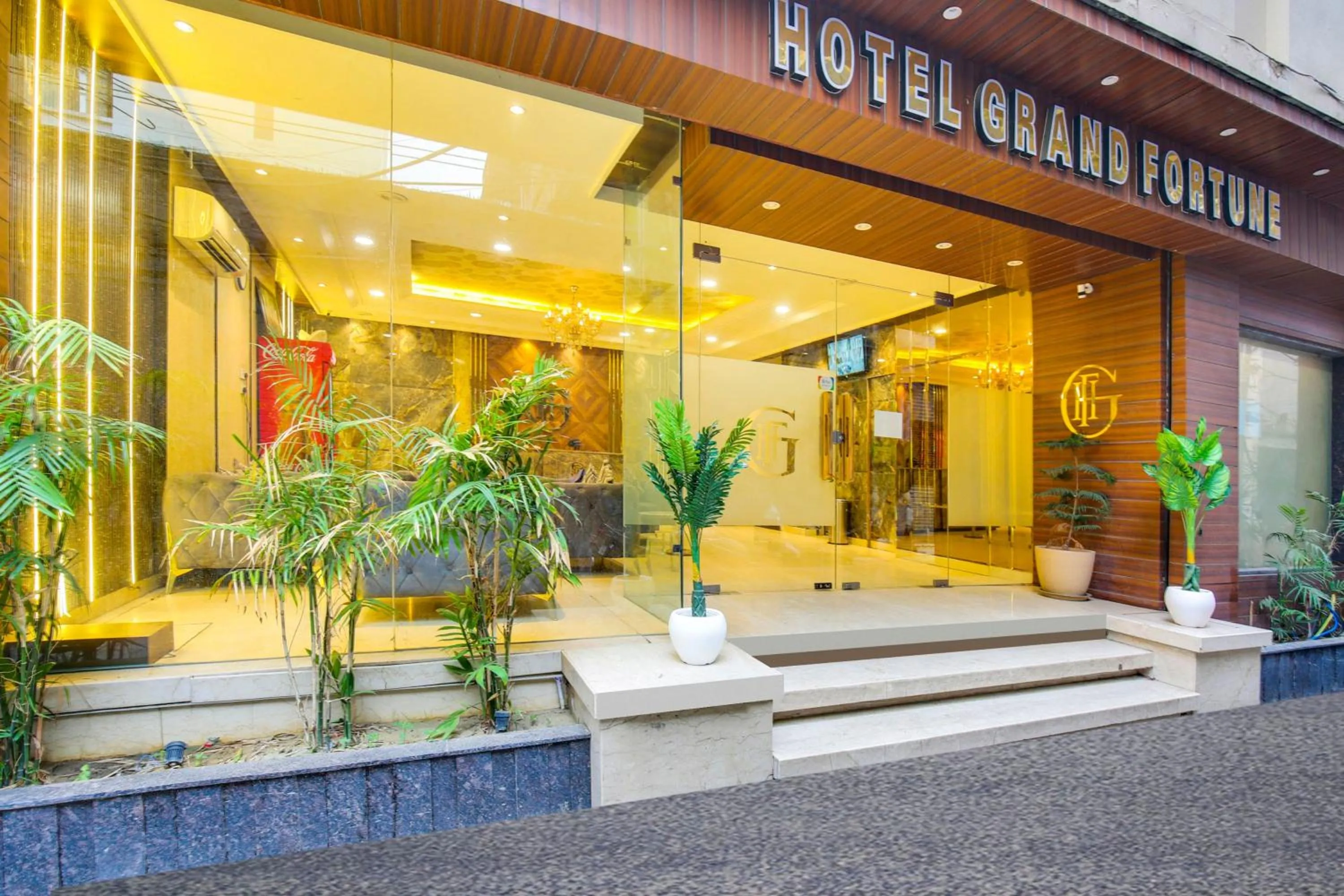 Facade/entrance in Super Townhouse Grand Fortune