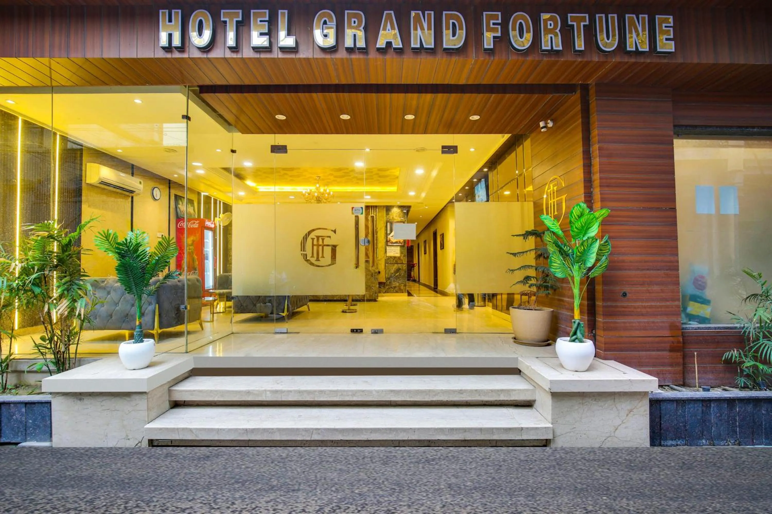 Facade/entrance in Super Townhouse Grand Fortune
