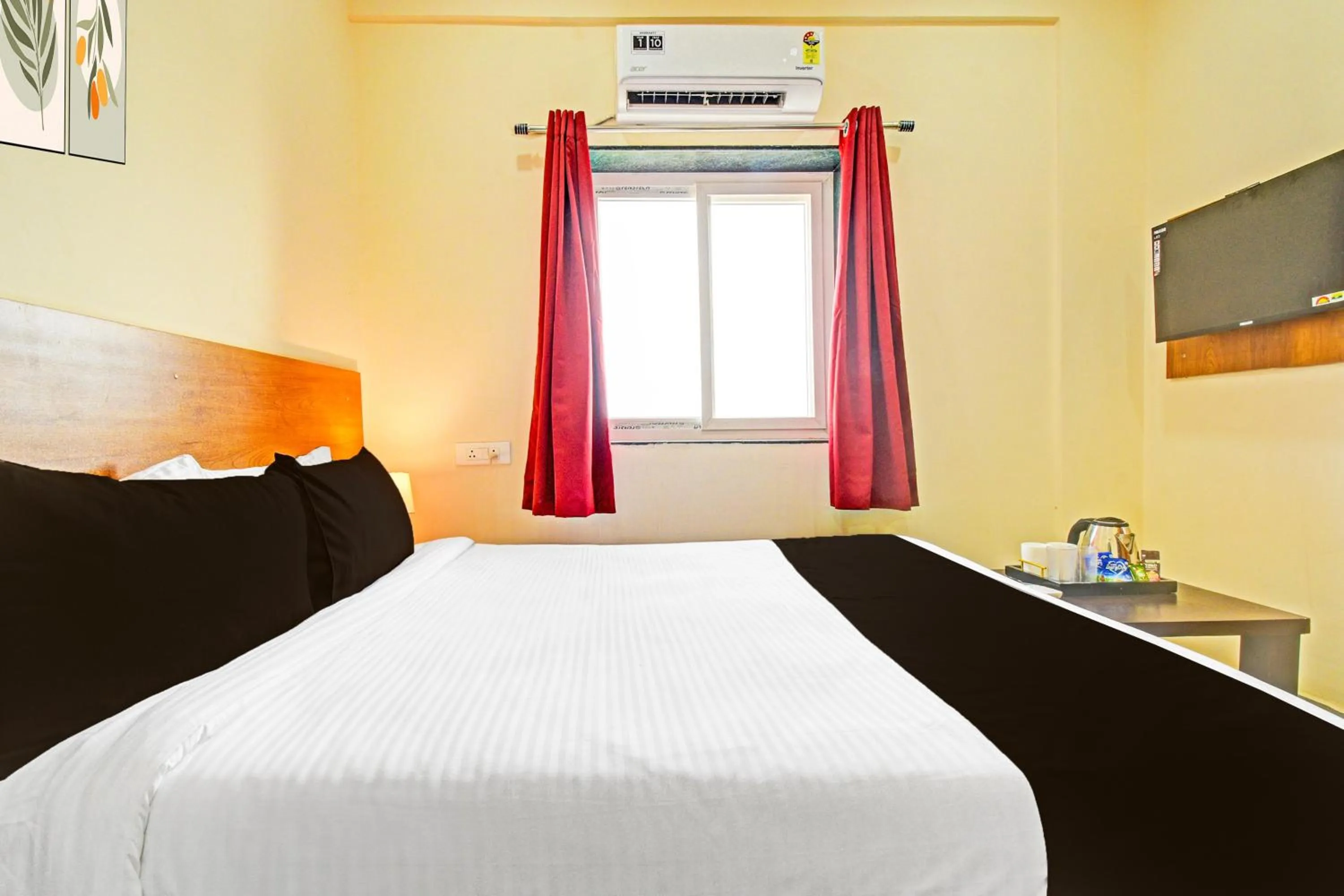 Bedroom, Bed in Hotel O Vaishnavi Grand