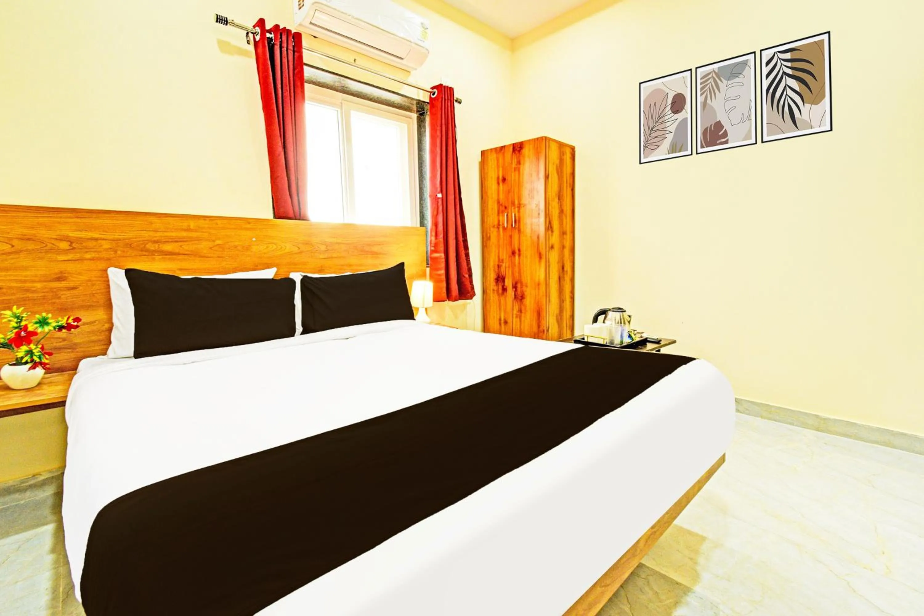 Bedroom, Bed in Hotel O Vaishnavi Grand