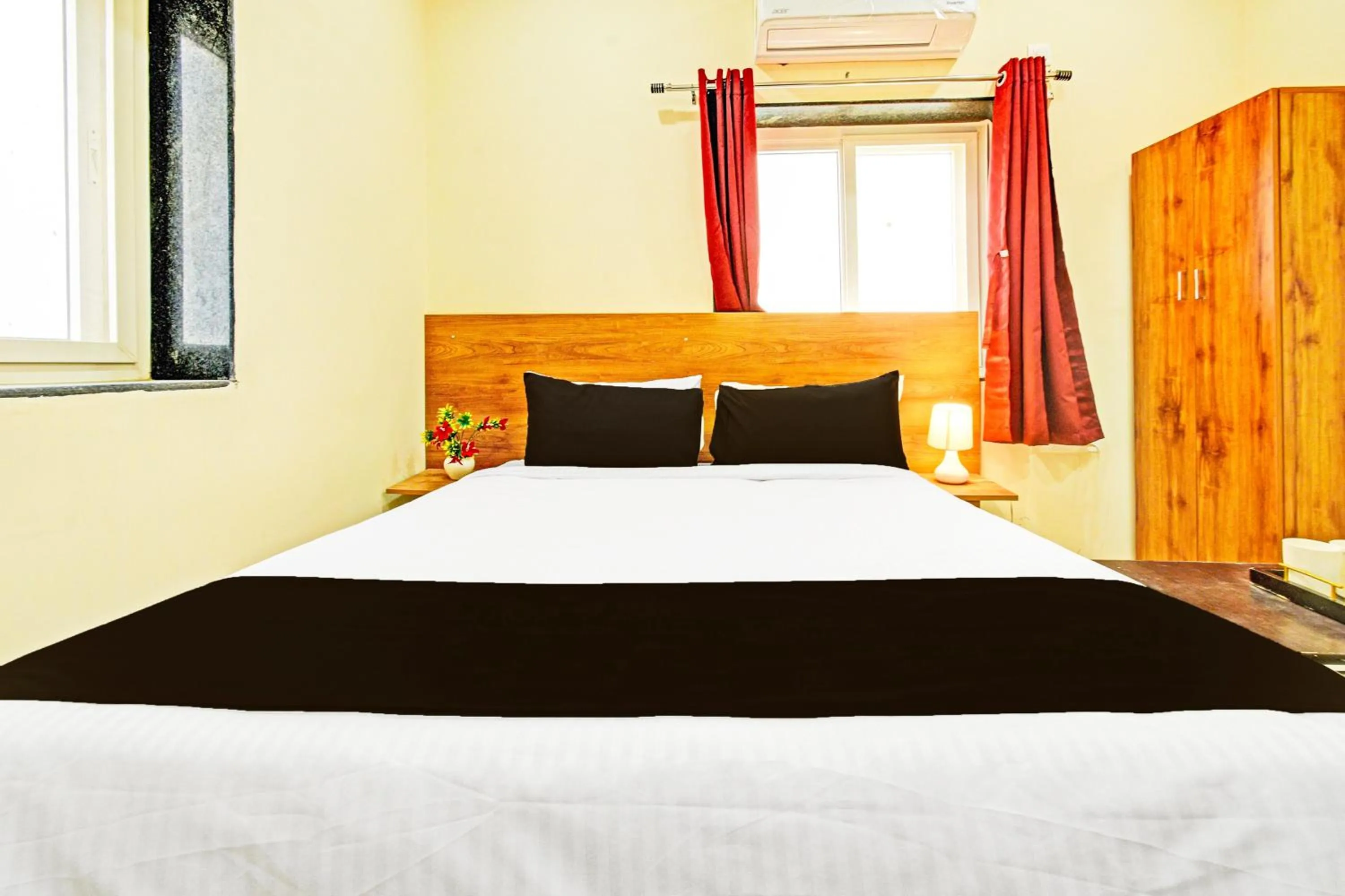 Bedroom, Bed in Hotel O Vaishnavi Grand