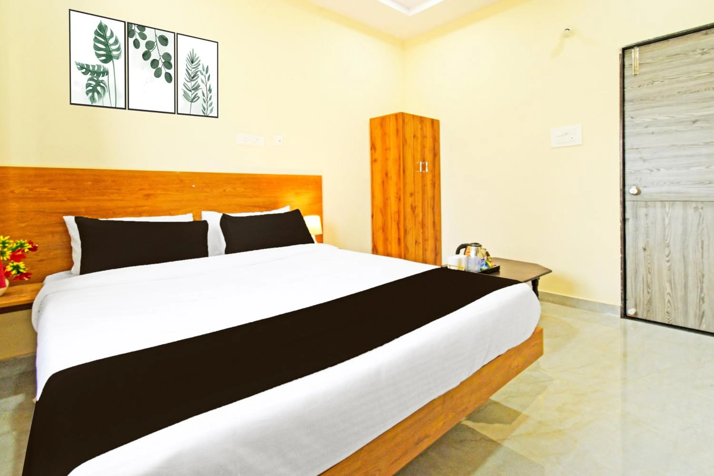 Bedroom, Bed in Hotel O Vaishnavi Grand