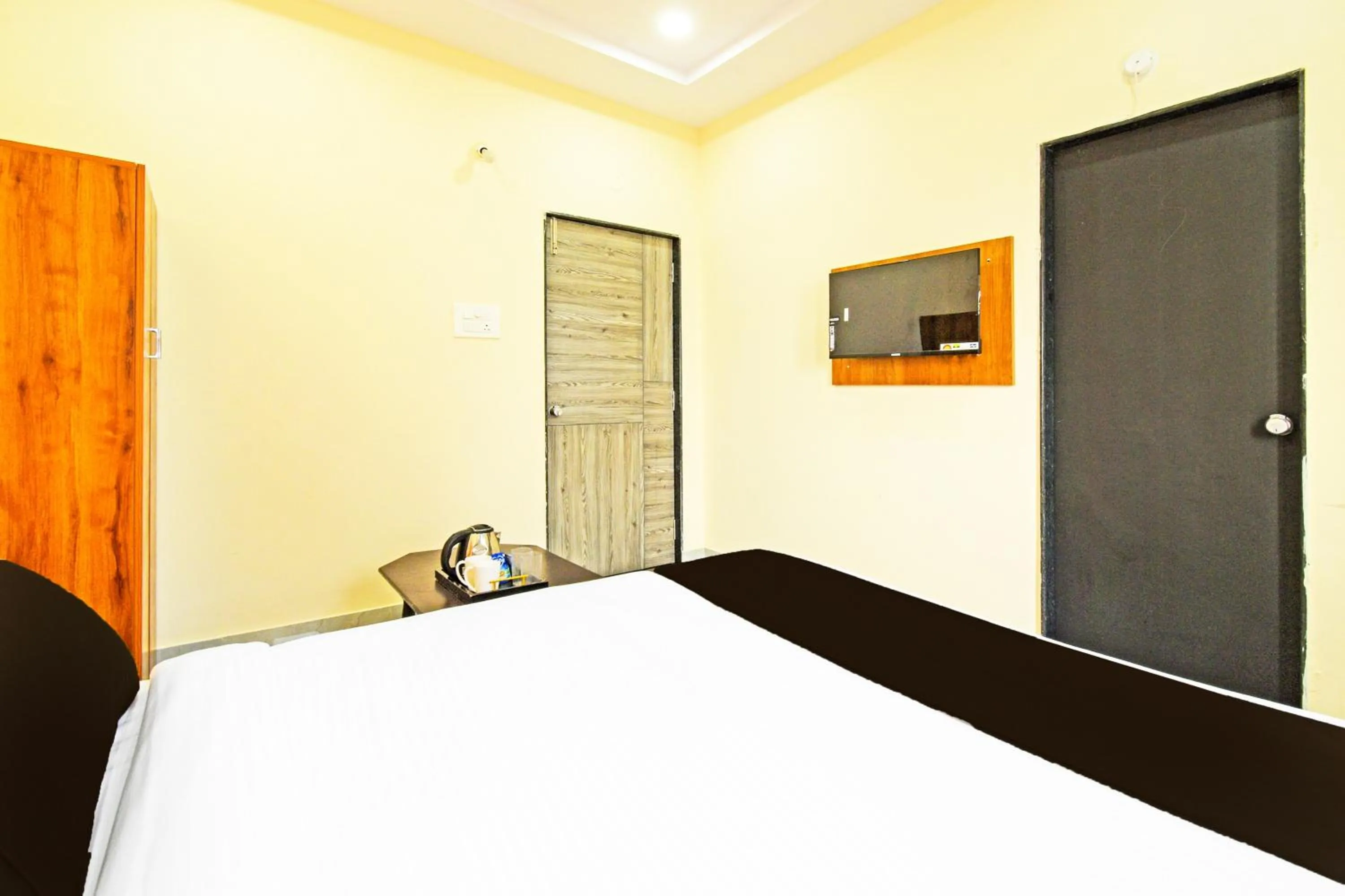 Bedroom, Bed in Hotel O Vaishnavi Grand