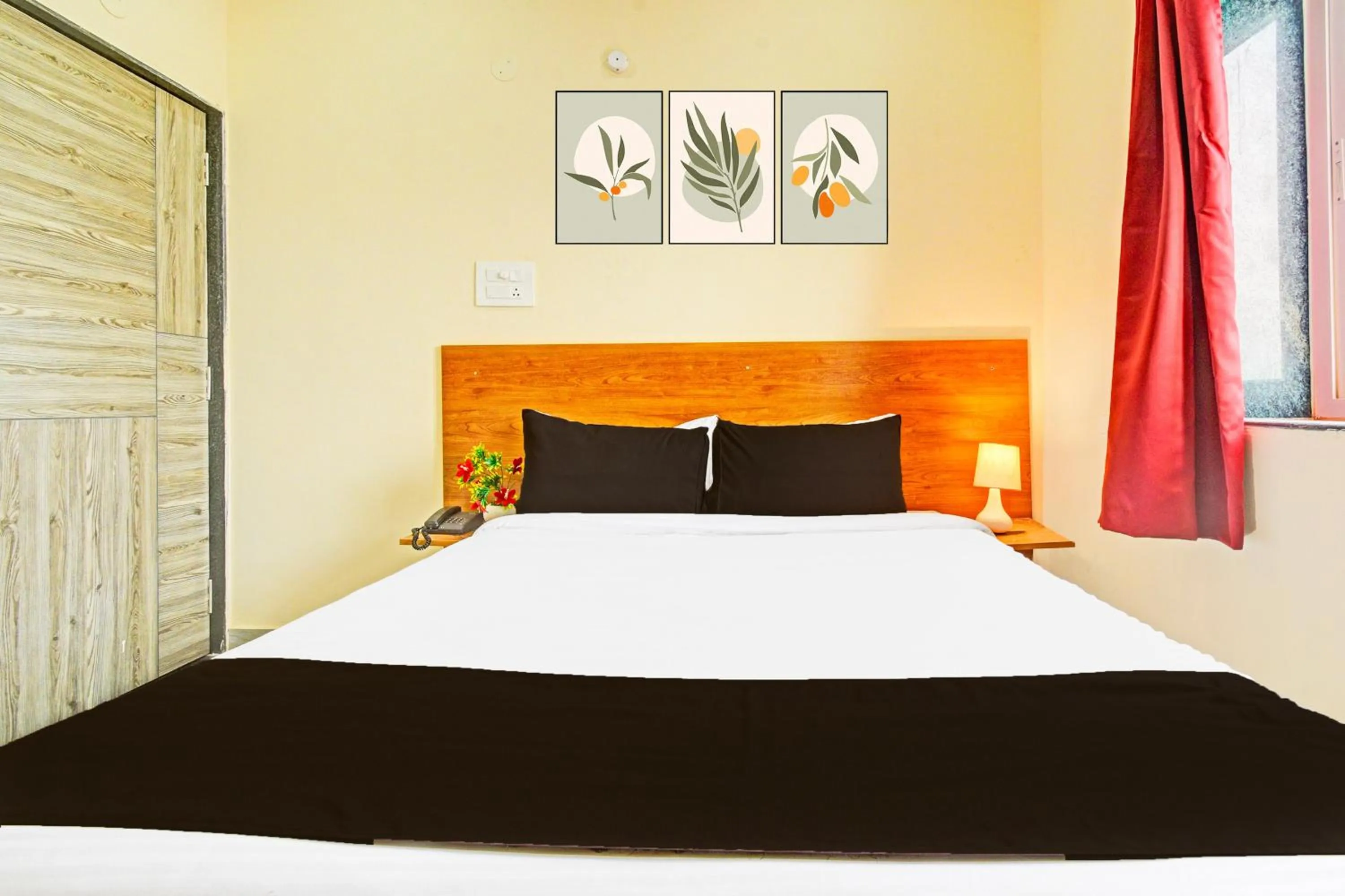 Bedroom, Bed in Hotel O Vaishnavi Grand