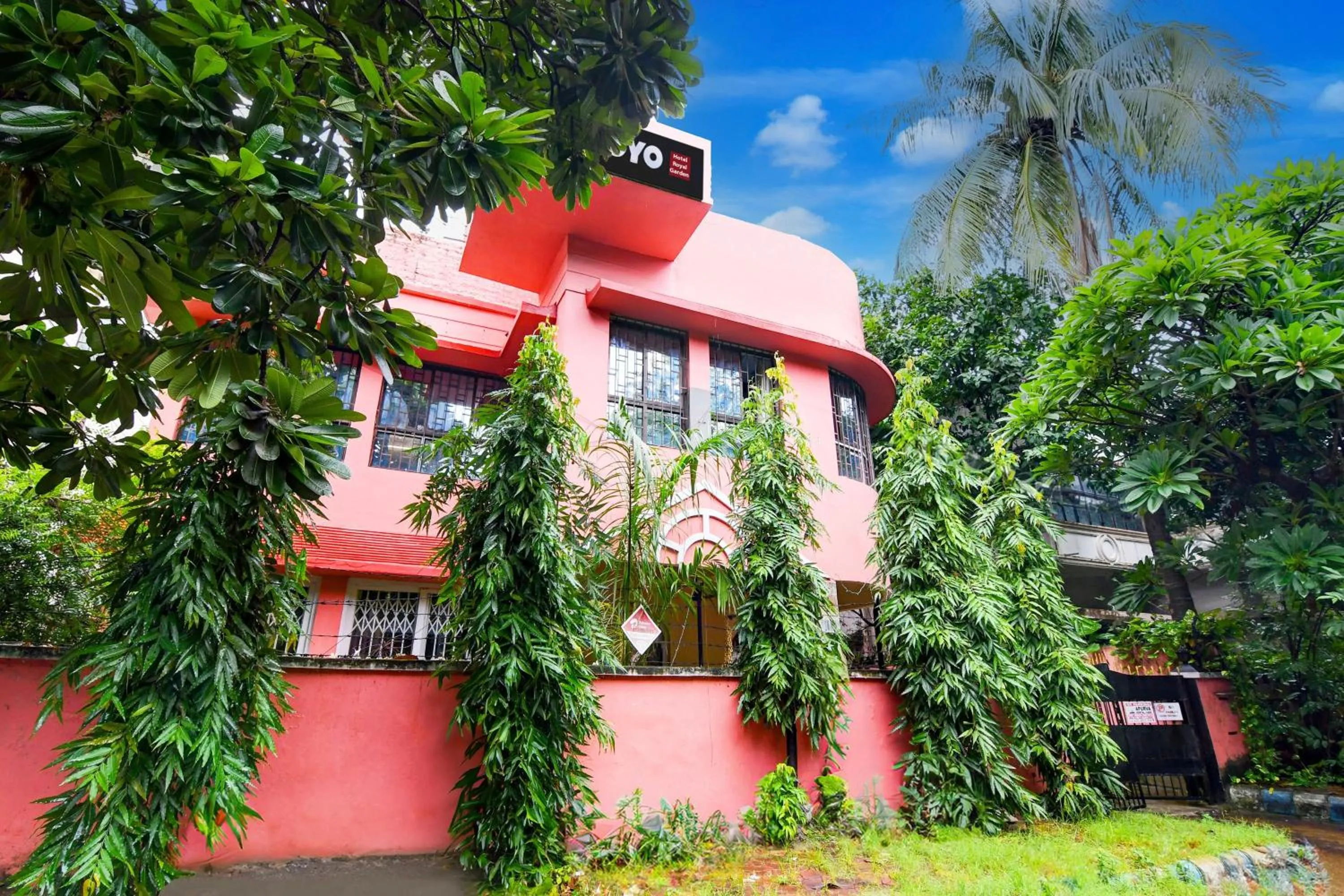 Facade/entrance in Hotel O Royal Garden